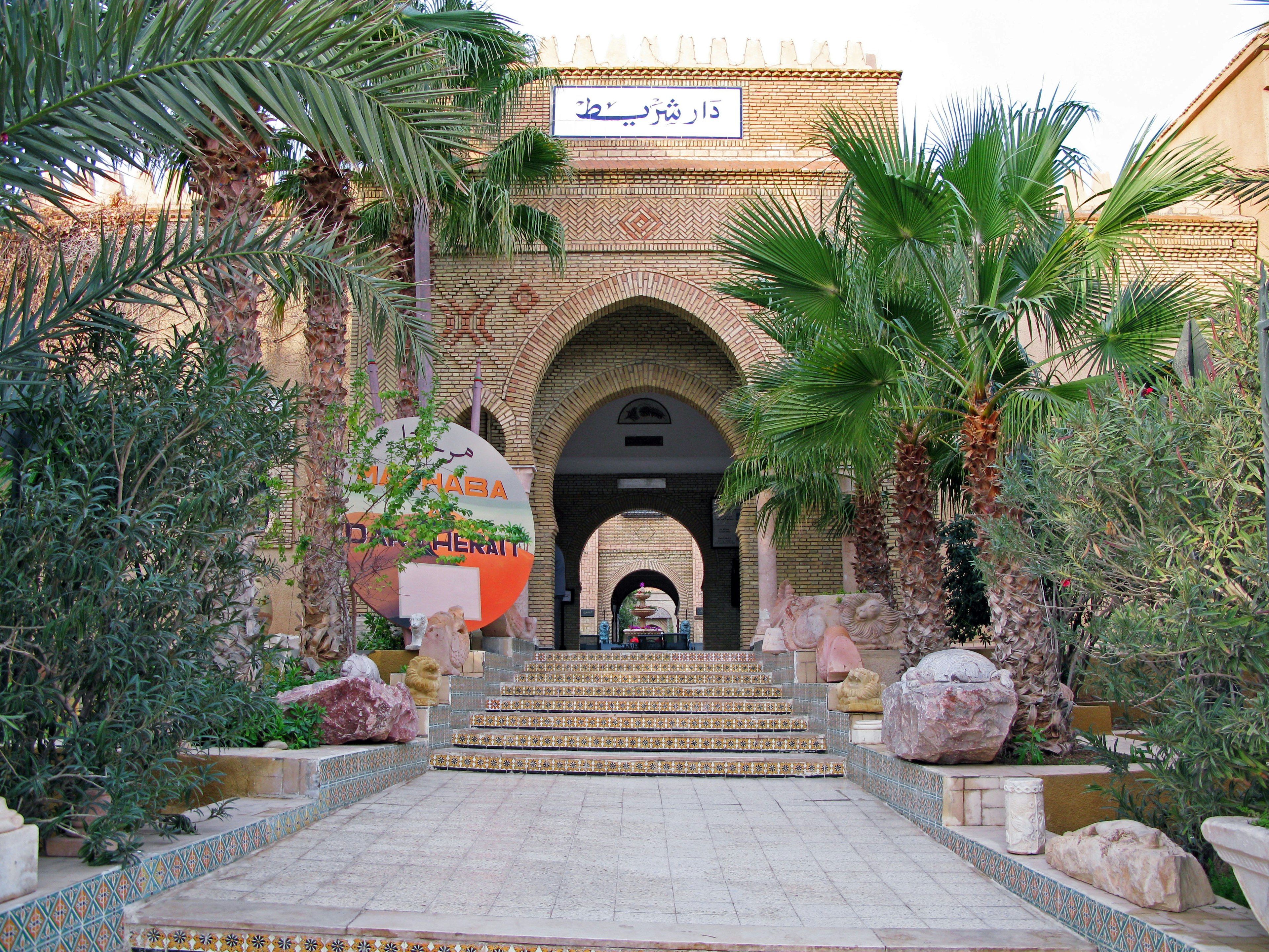 Hermosa entrada en arco con vegetación exuberante a lo largo del camino