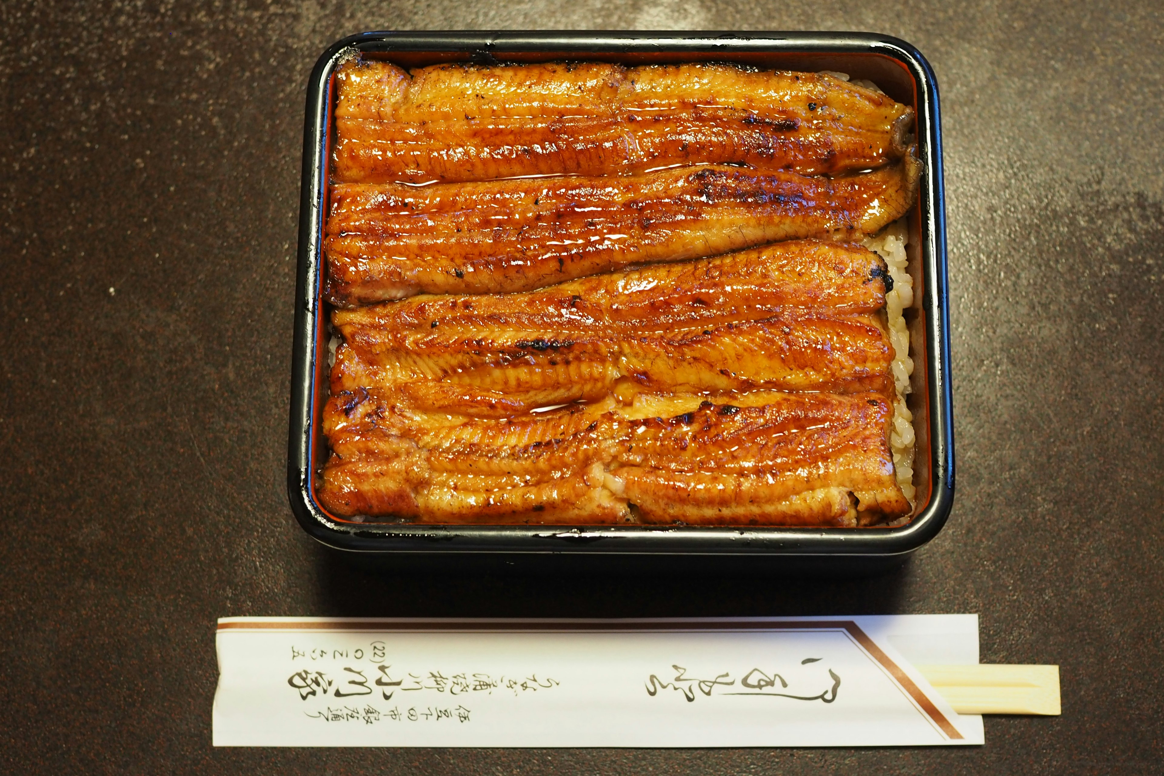 Un plat de unadon savoureux avec anguille grillée sur du riz