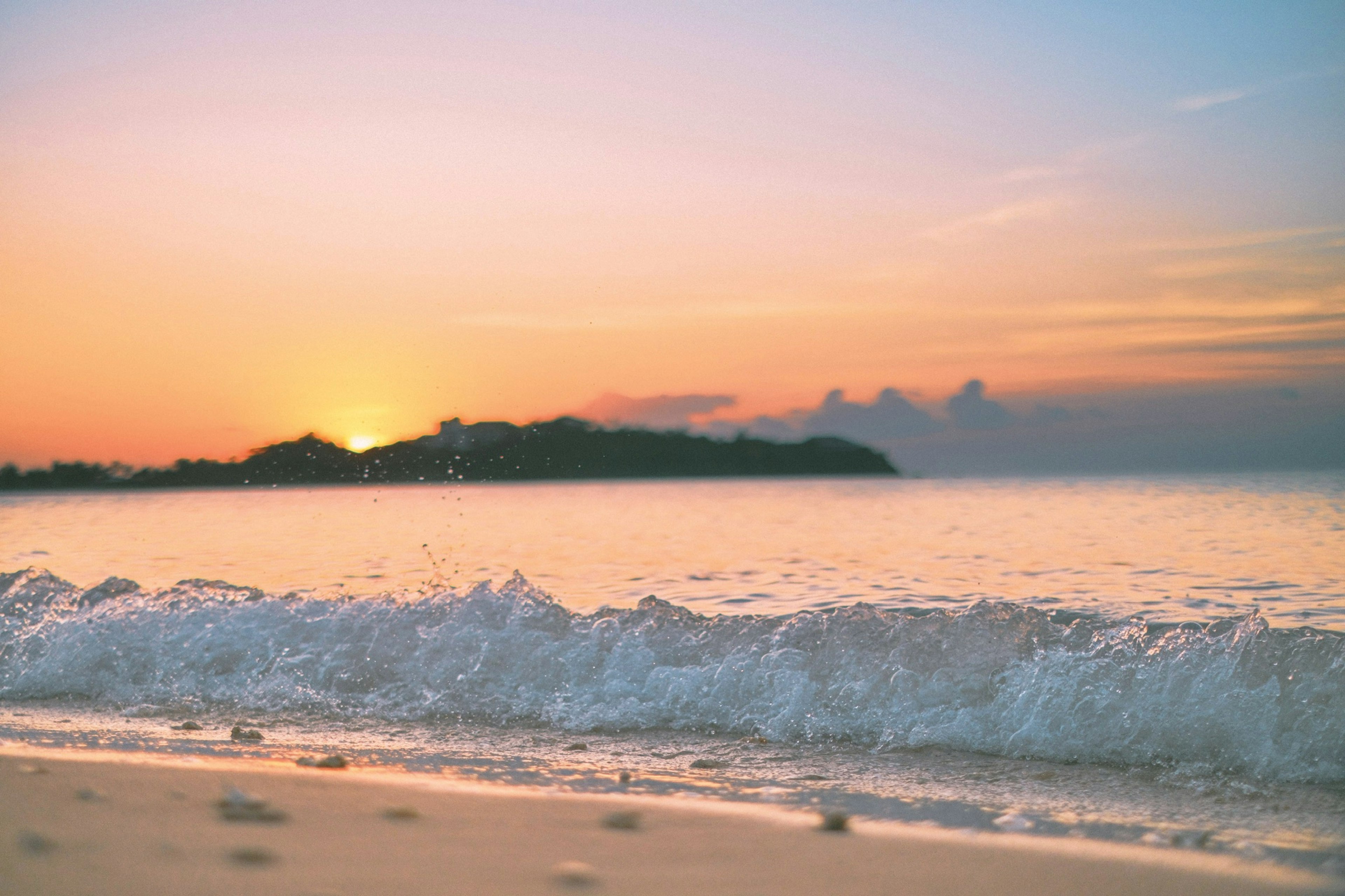 Hermoso atardecer en la playa con olas