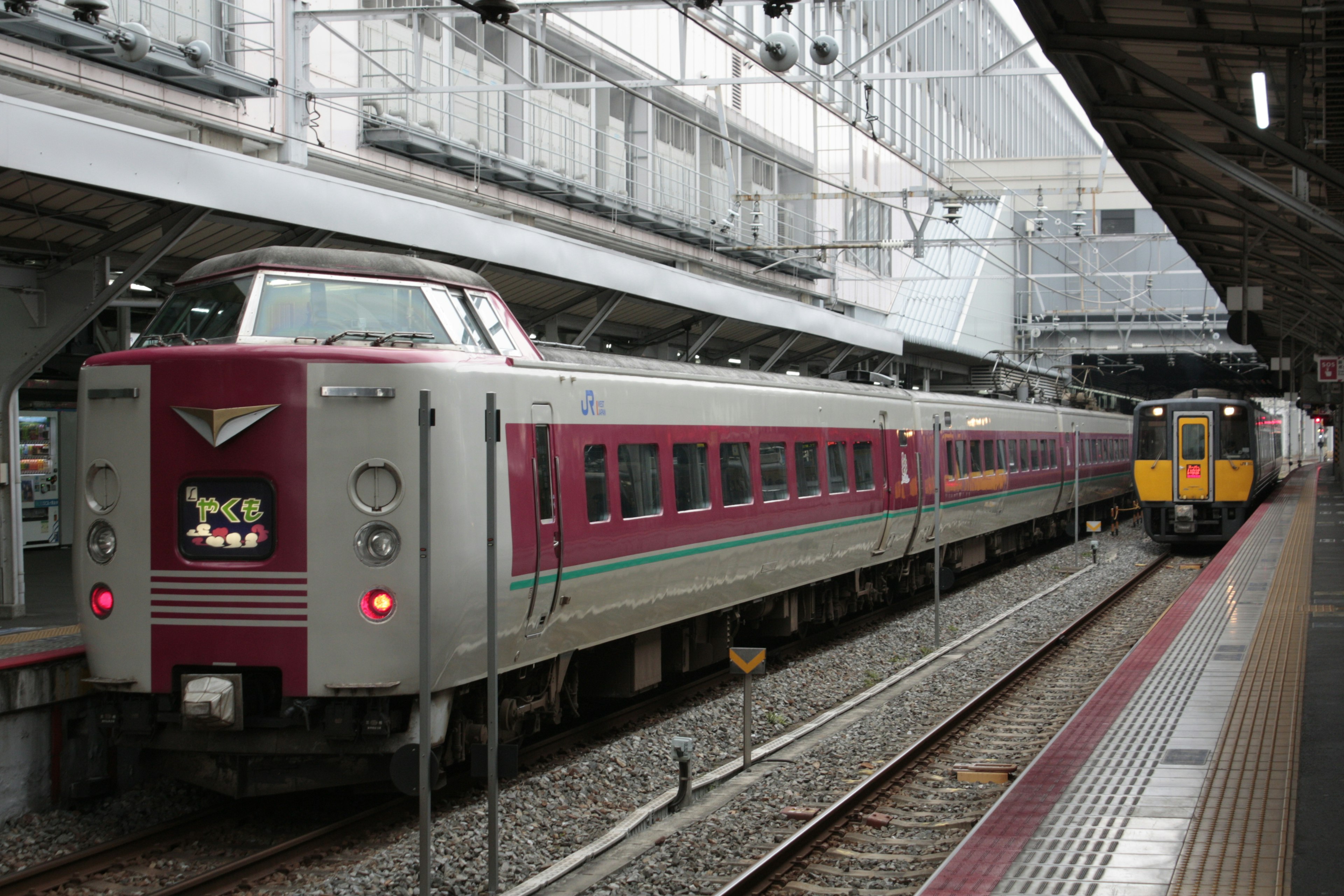 รถไฟสีแดงและรถไฟสีเหลืองที่สถานีรถไฟ