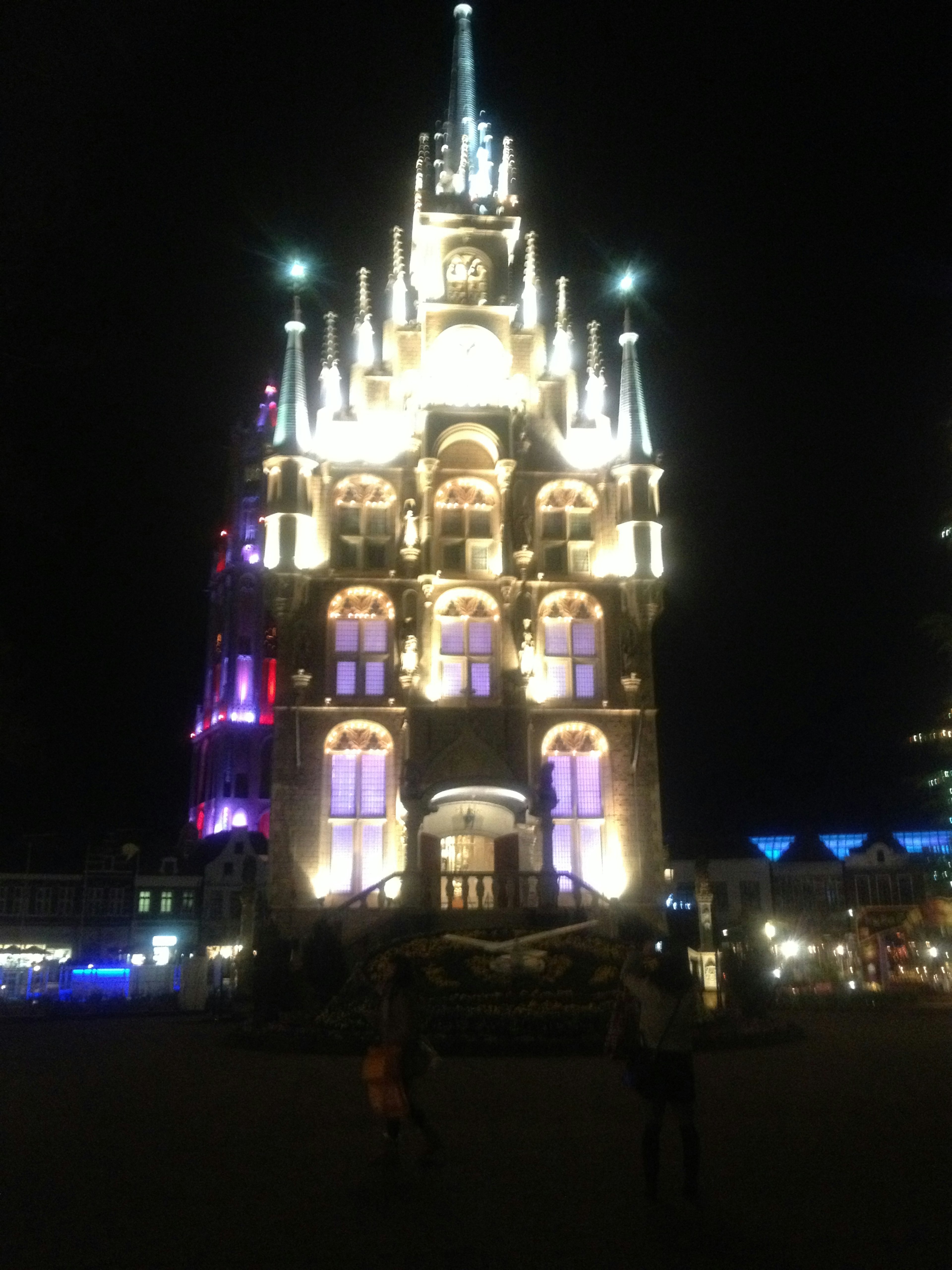 Edificio arquitectónico iluminado de noche mostrando detalles intrincados