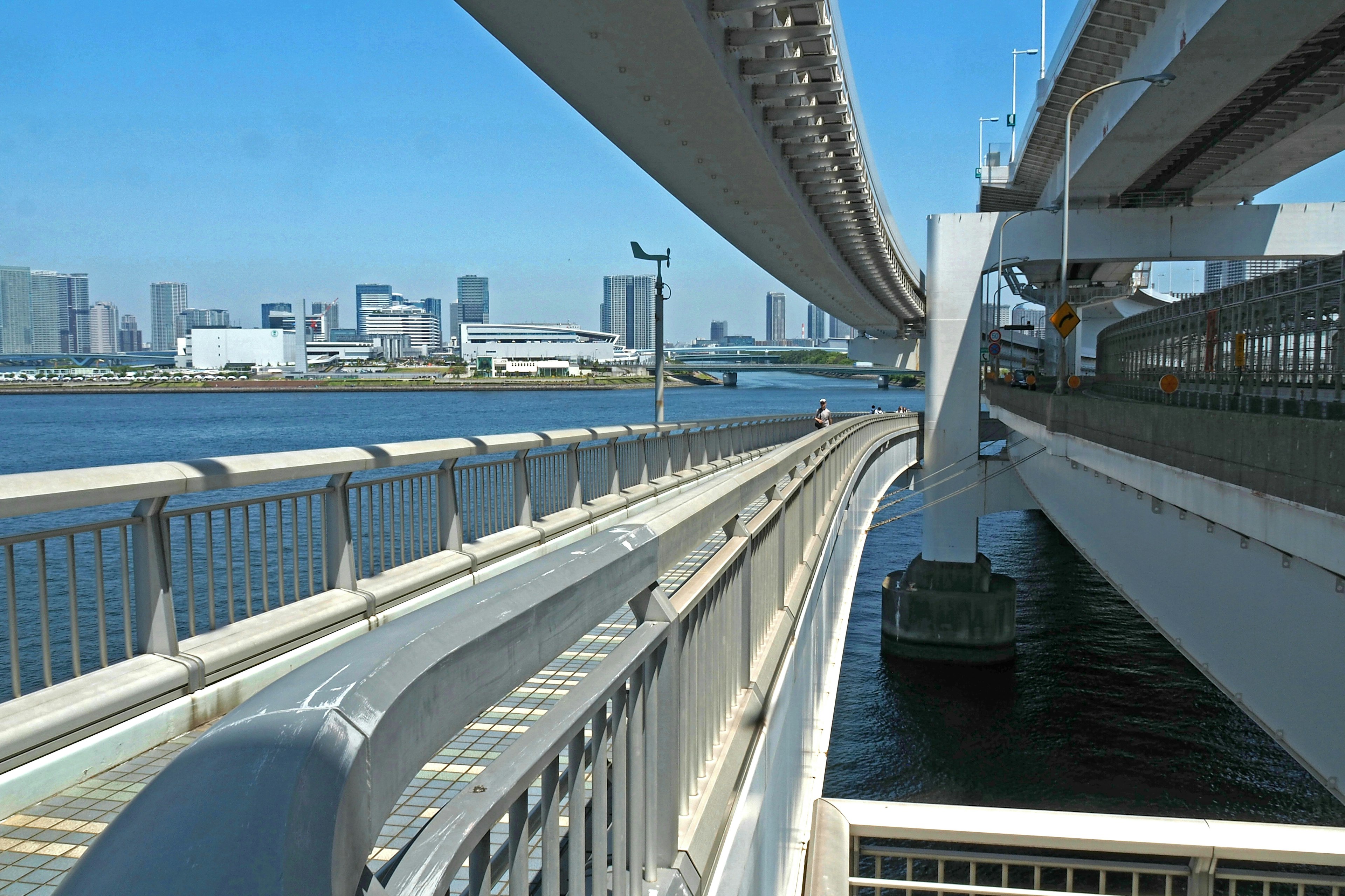 Paisaje urbano con autopistas elevadas y superficie de agua