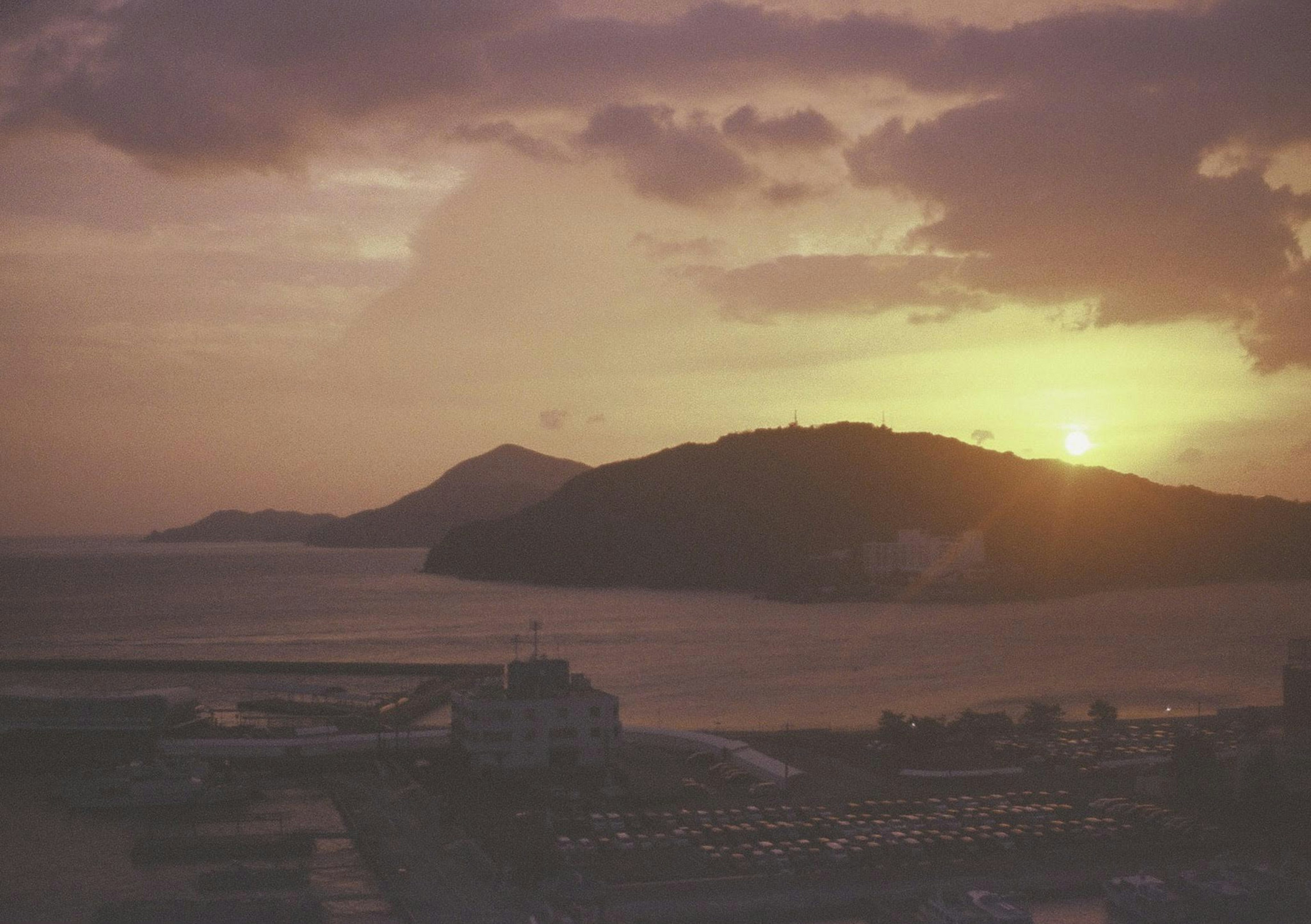 Una hermosa vista del atardecer sobre el mar y las montañas