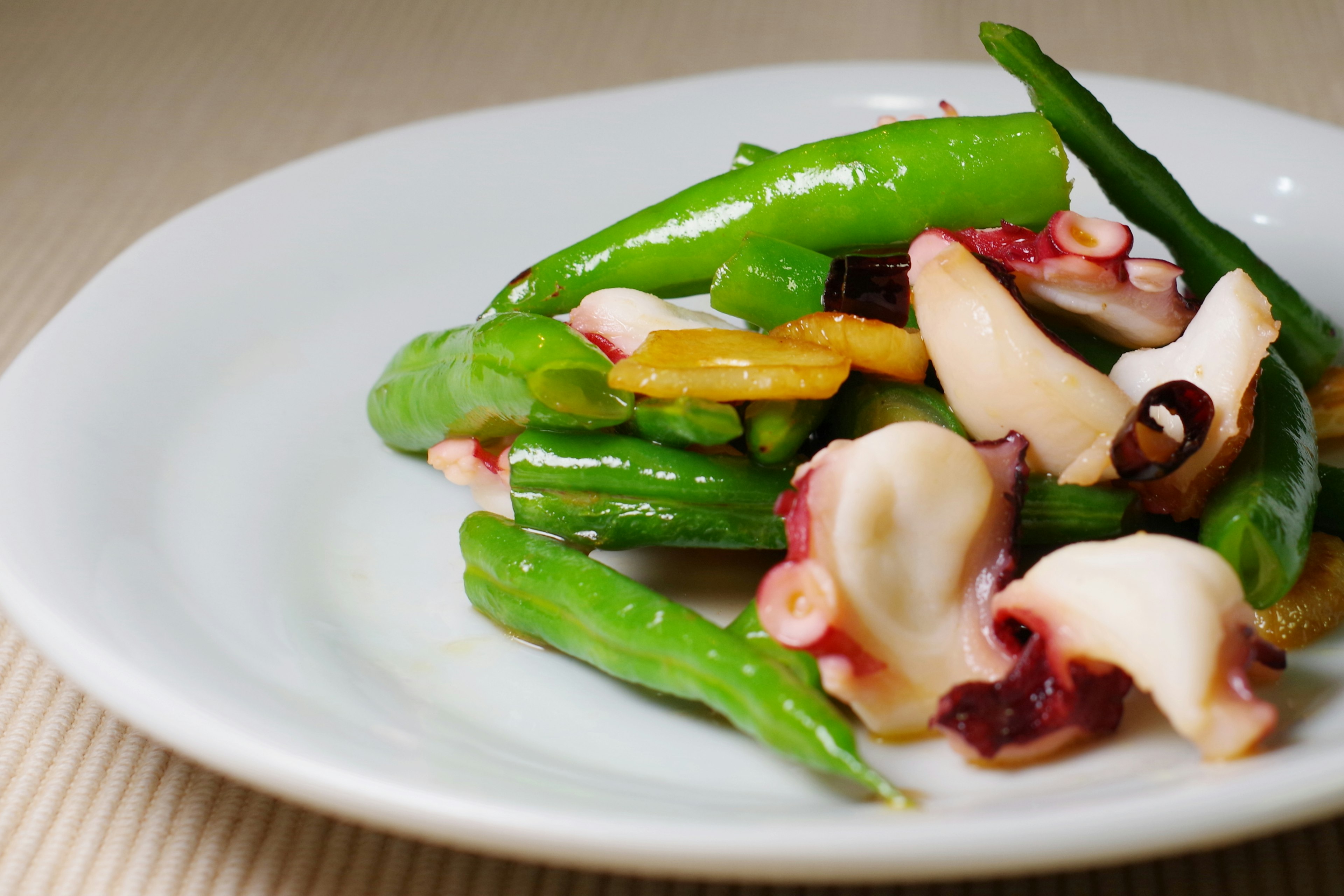 Salade avec des piments verts et du poulpe