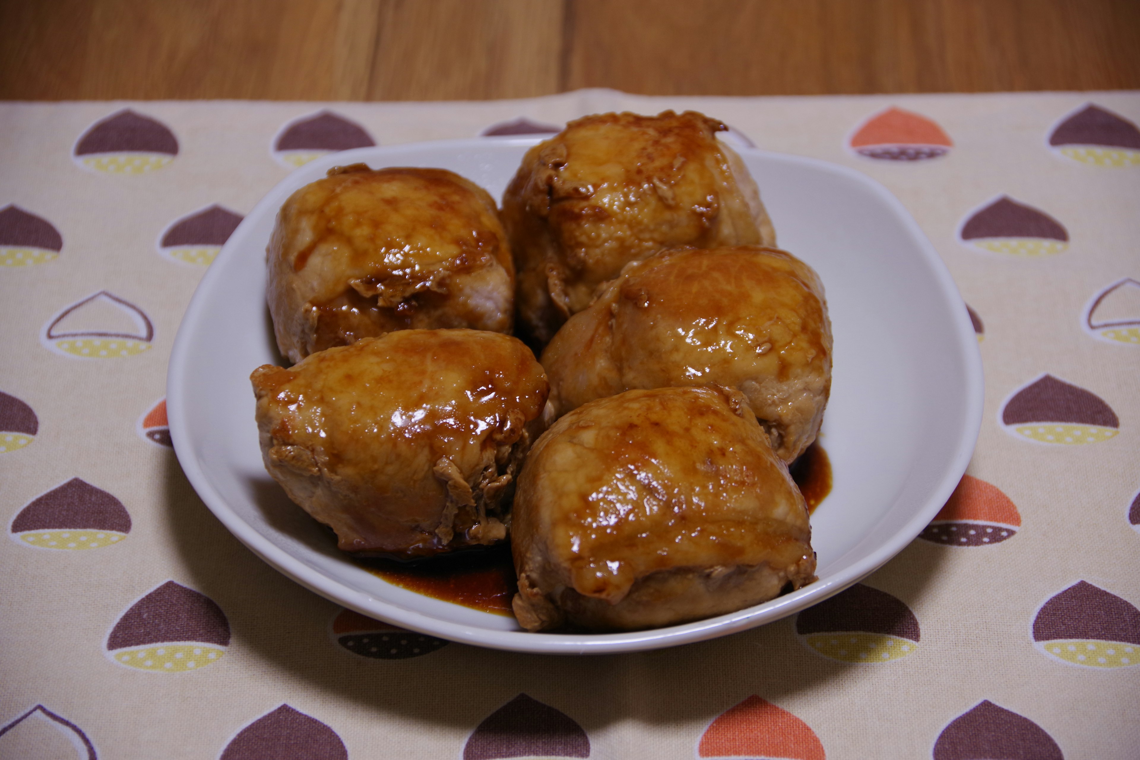 Deliciosos dumplings dorados dispuestos en un tazón blanco