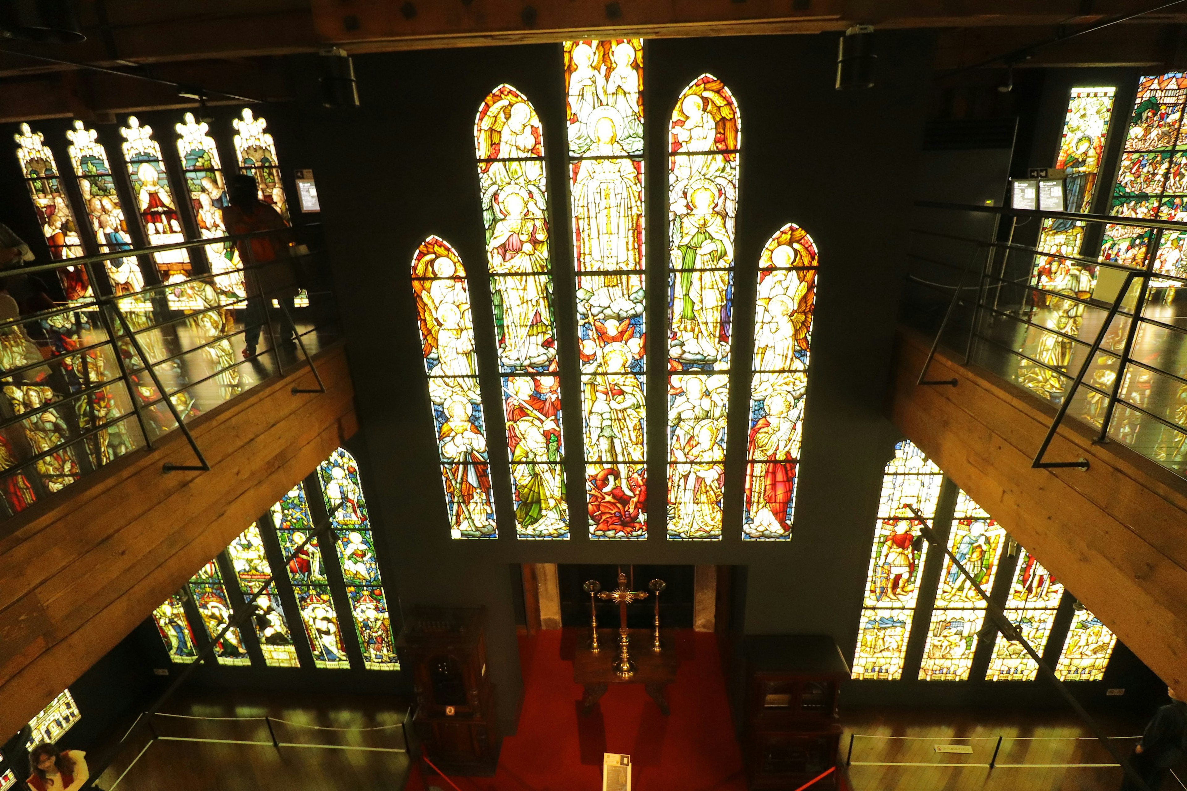 Pemandangan interior gereja dengan jendela kaca patri yang indah