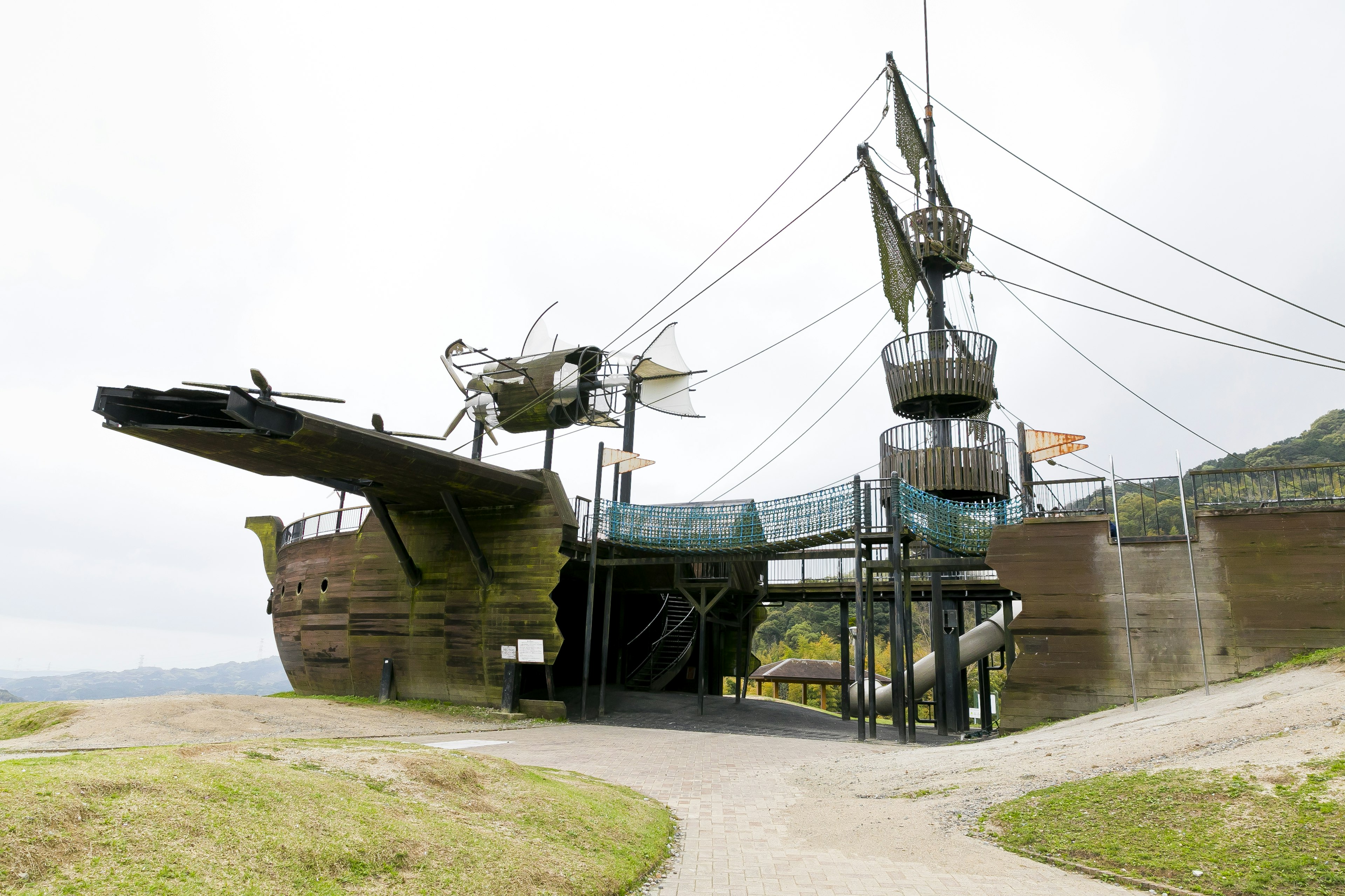 Aire de jeux unique ressemblant à un bateau pirate