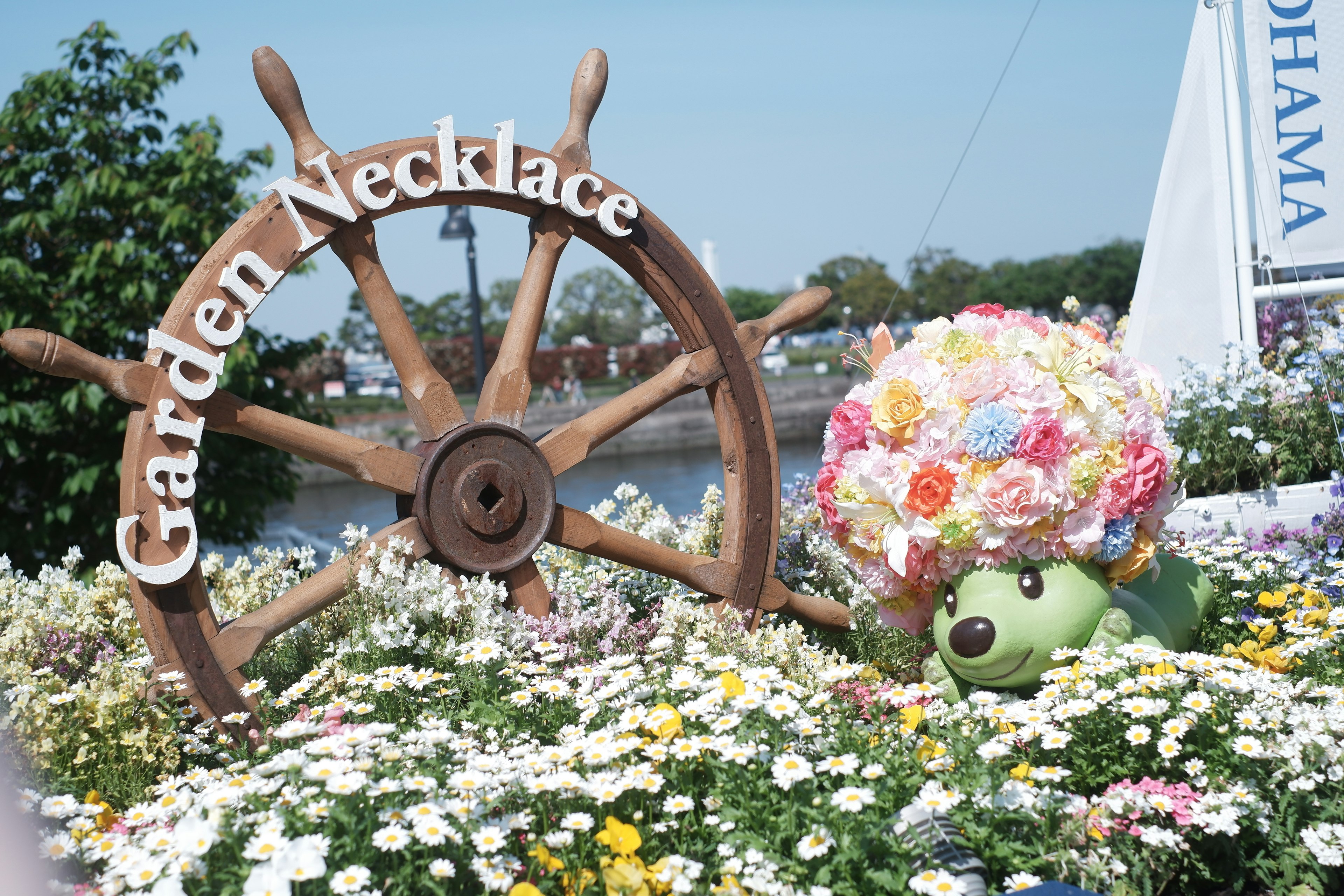 Garden Necklace-Schild mit floralem Hintergrund und grünem Charakter