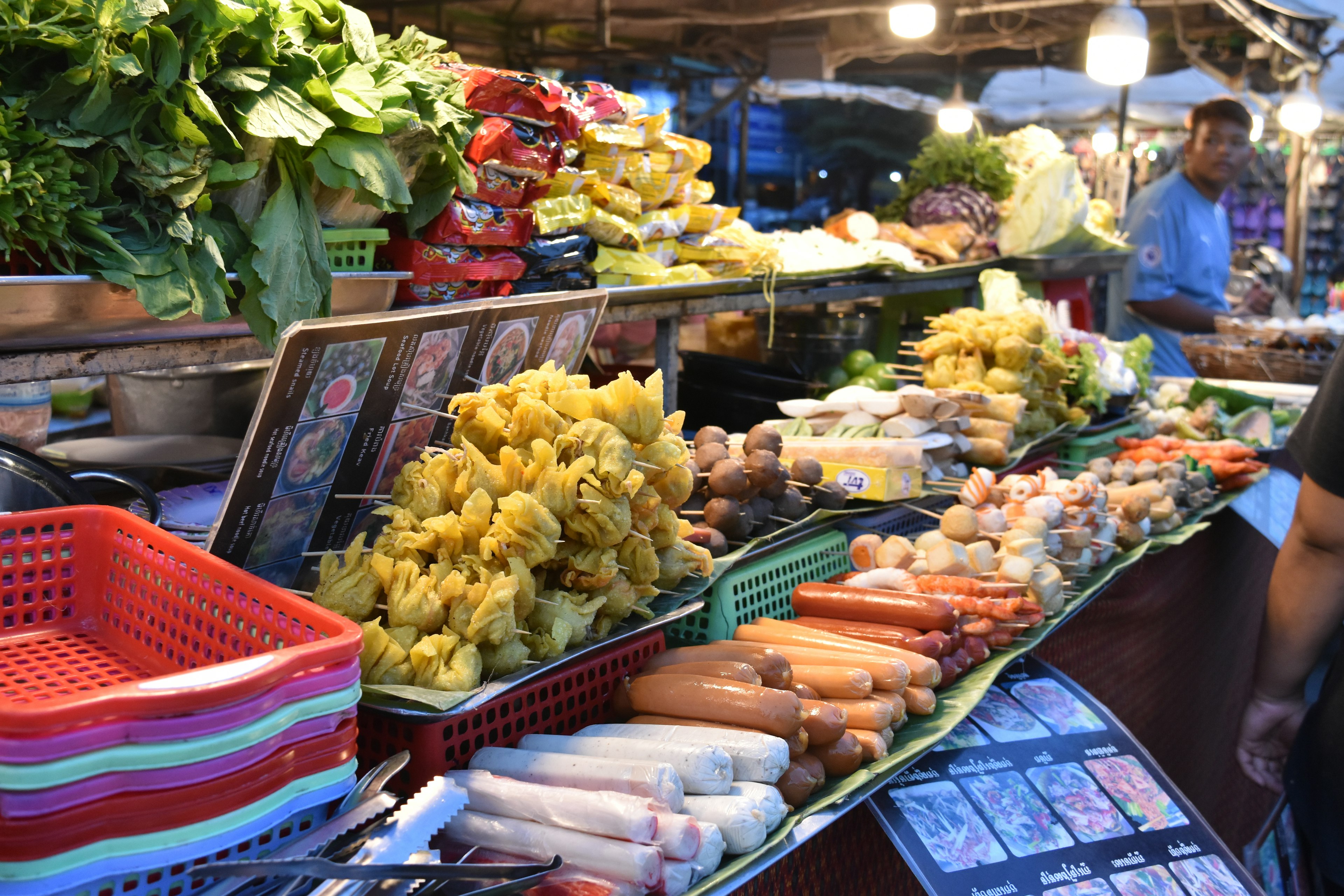 แสดงผักและผลไม้สดสีสันสดใสที่แผงขายของตลาด