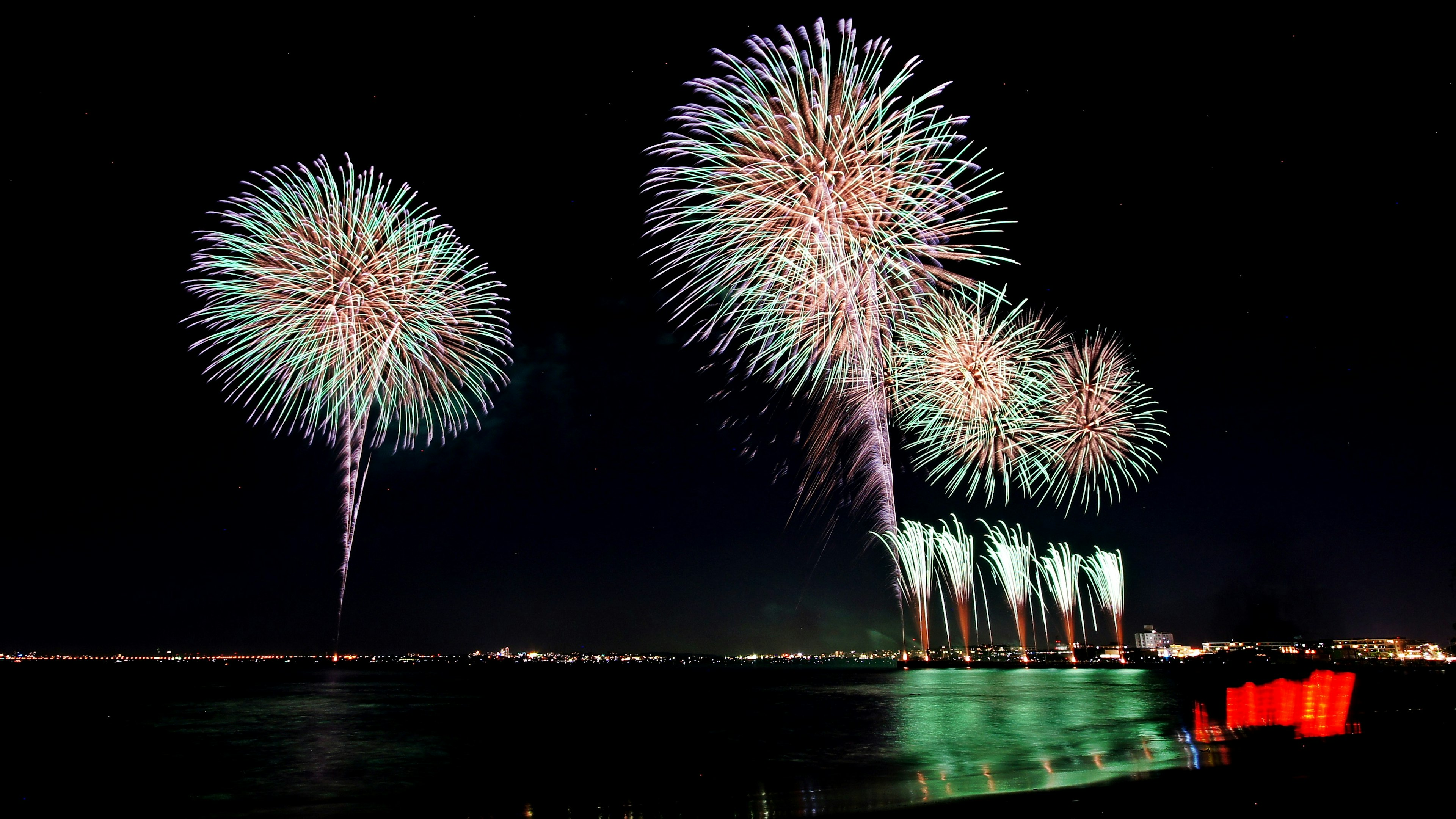 Fuegos artificiales coloridos estallando en el cielo nocturno