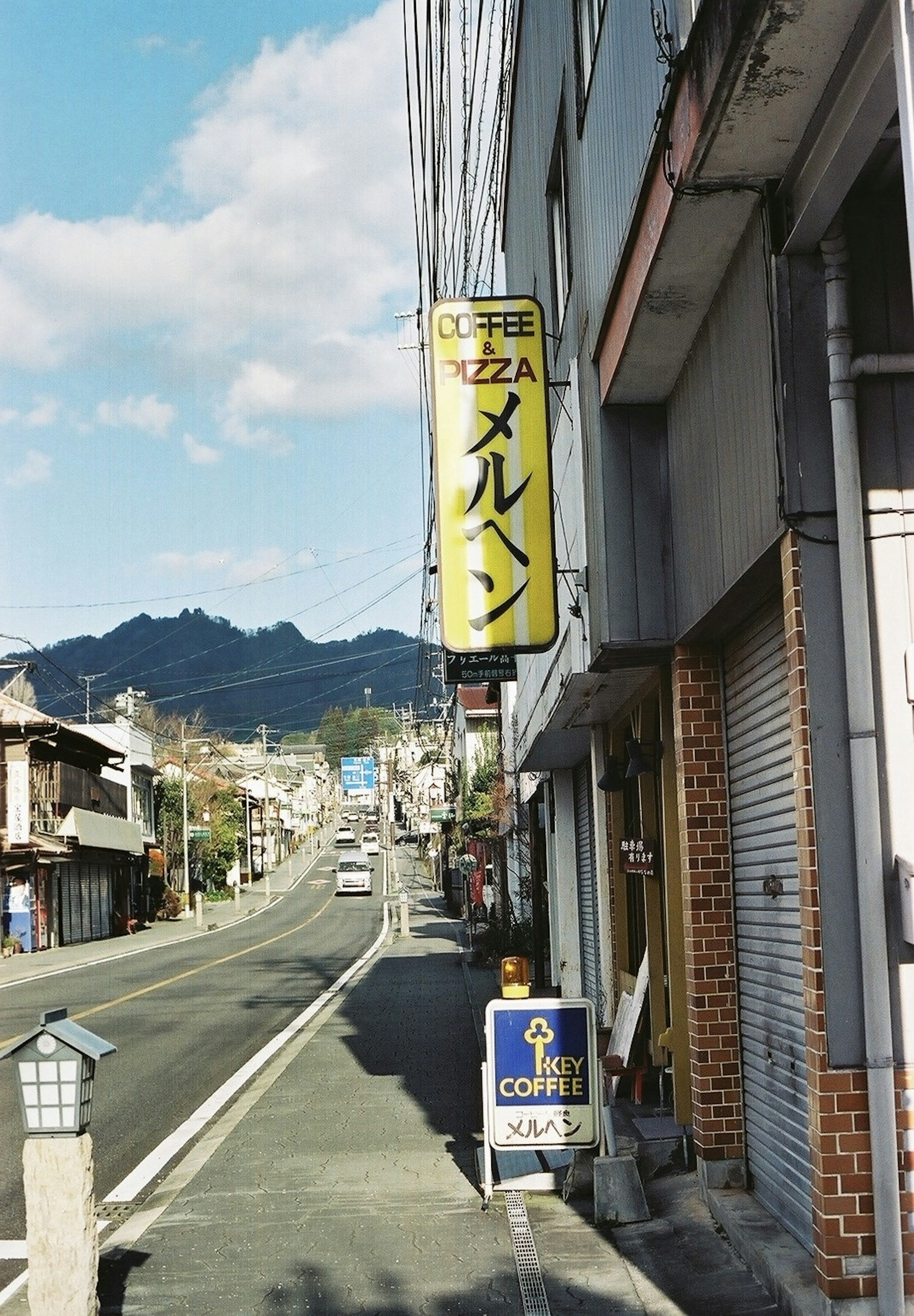 街の通りにあるメルヘンという名前のカフェの看板