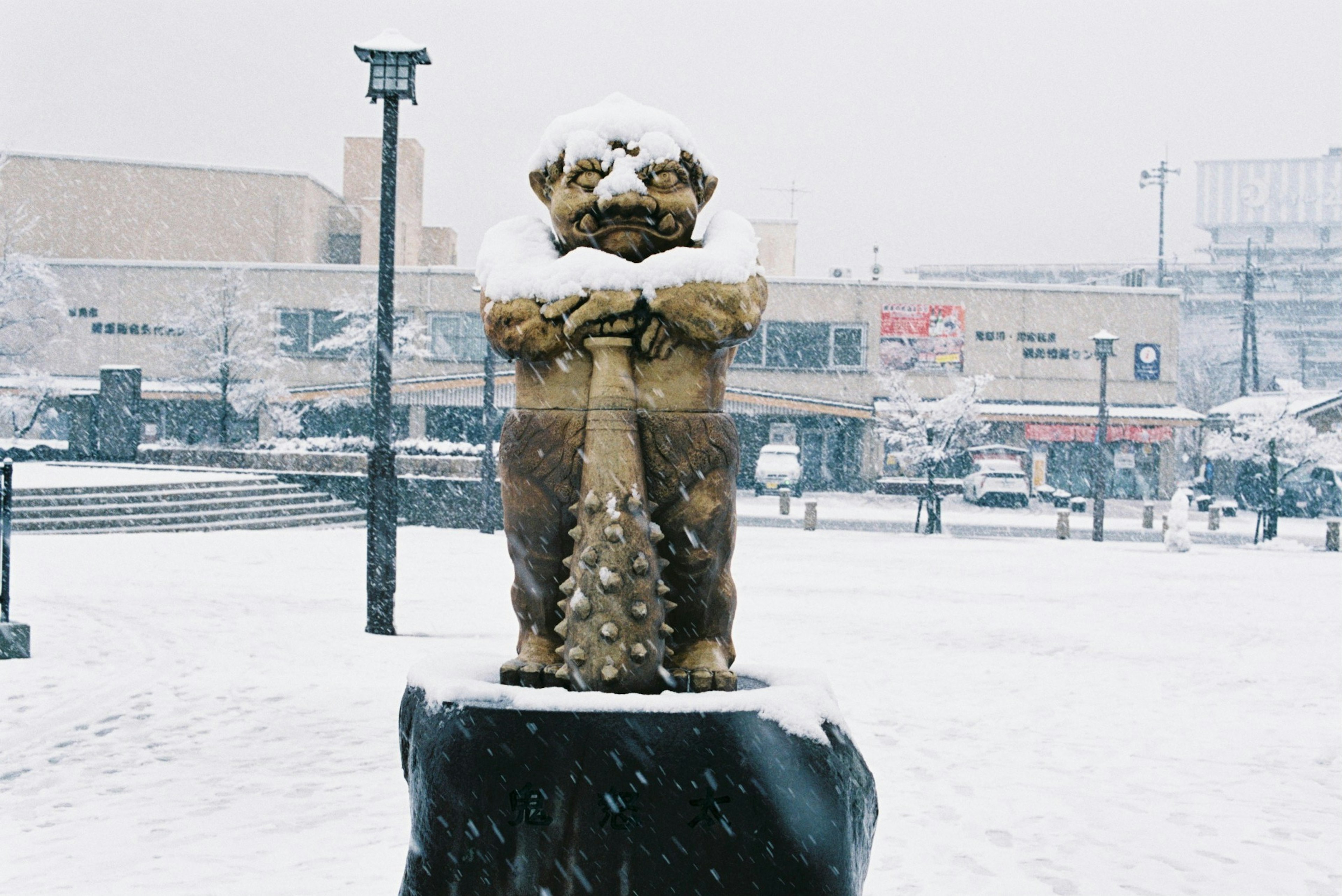 雪に覆われた像が街の中心に立っている