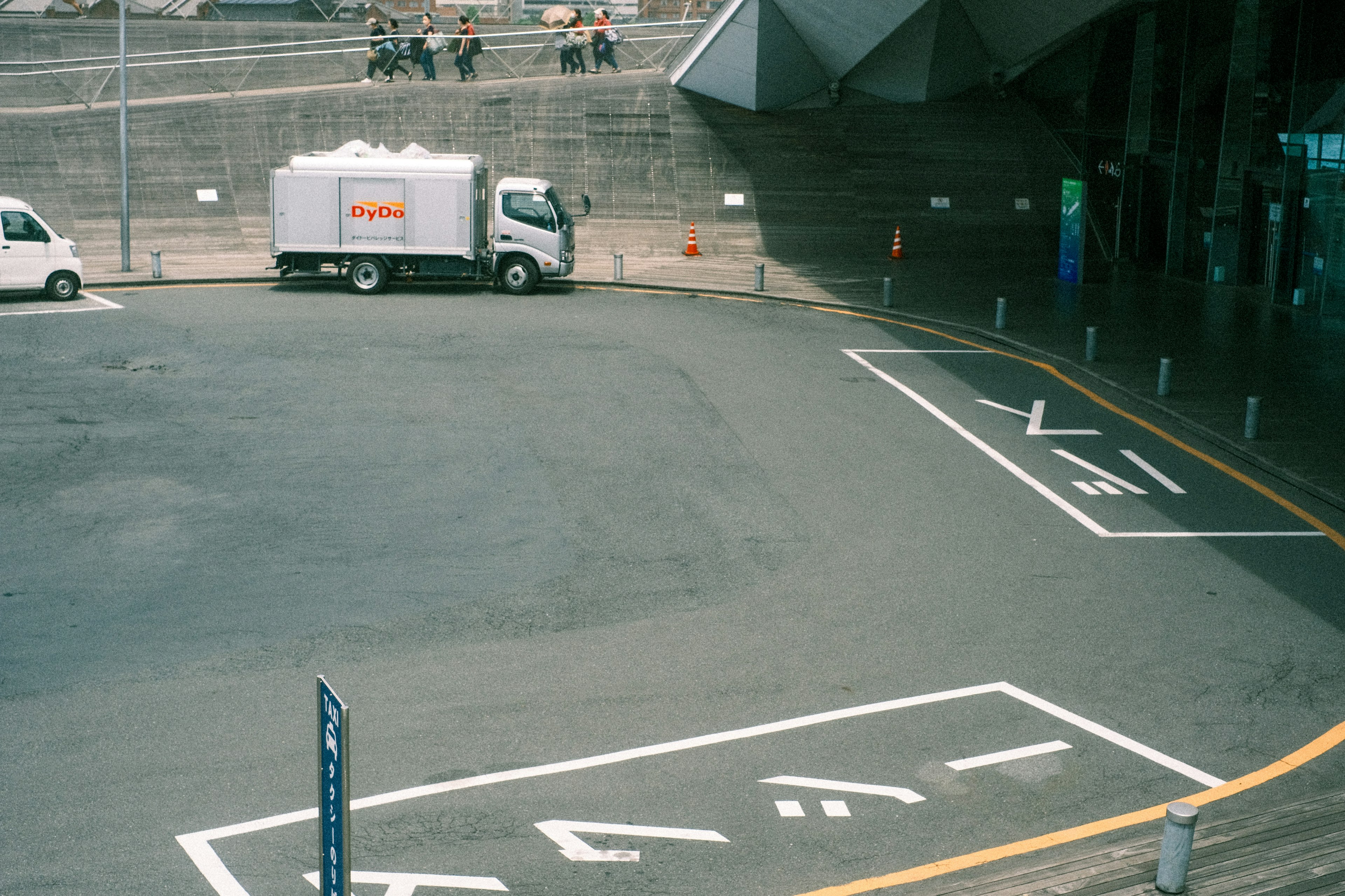 Parkplatz mit einem Lkw und einem weißen Lieferwagen