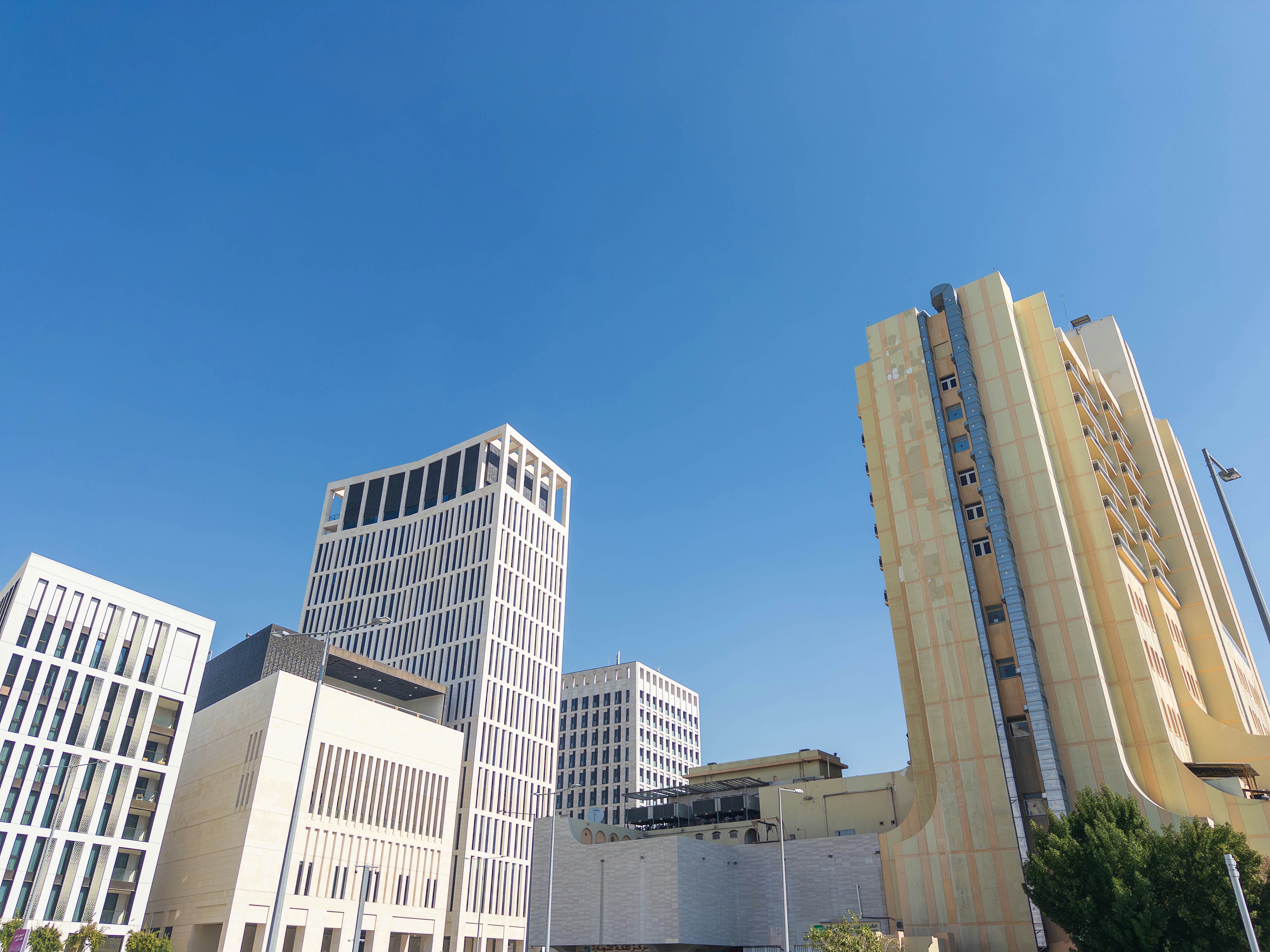 Gedung pencakar langit modern di bawah langit biru jernih