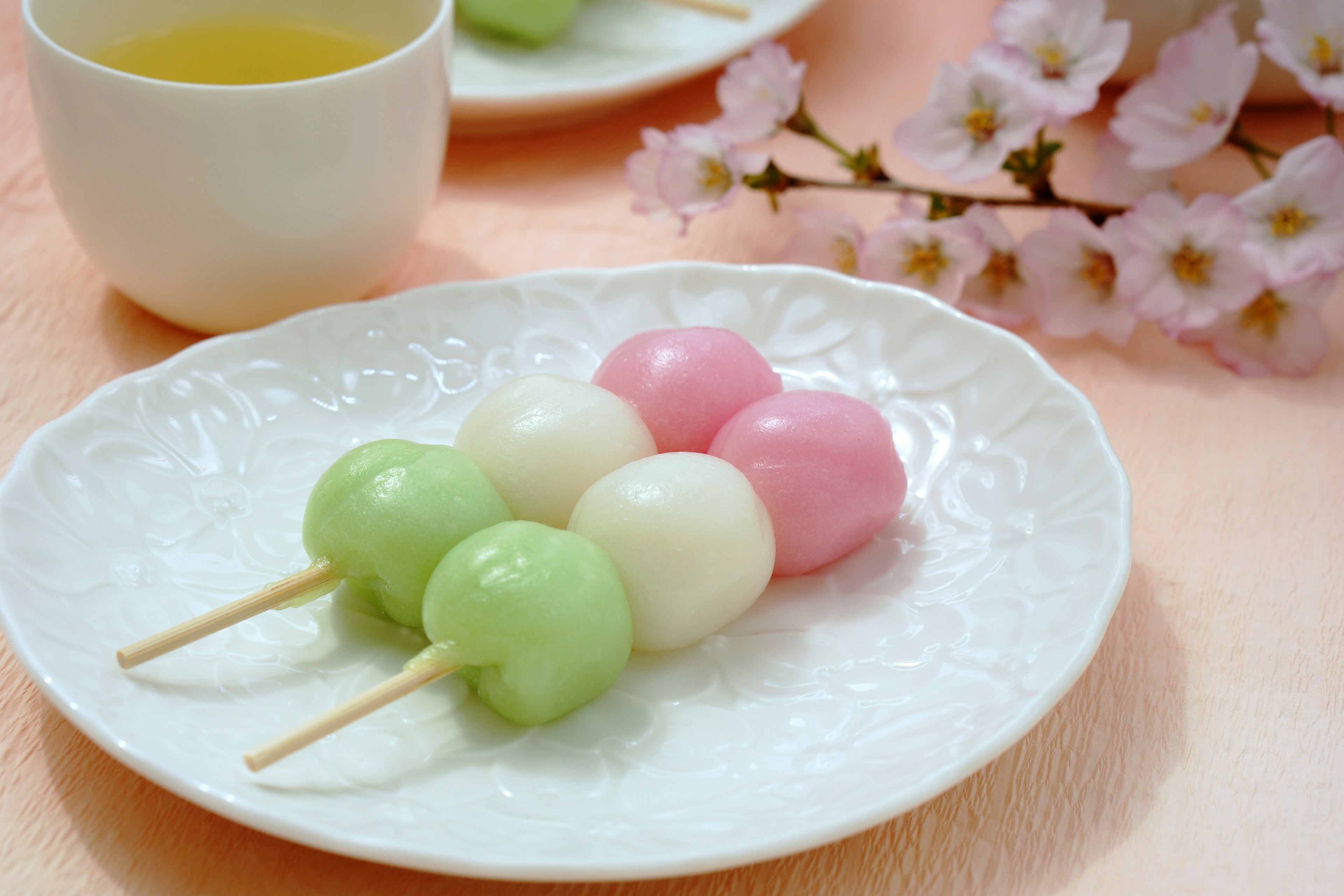 桜の花と和菓子の団子がある美しいプレート