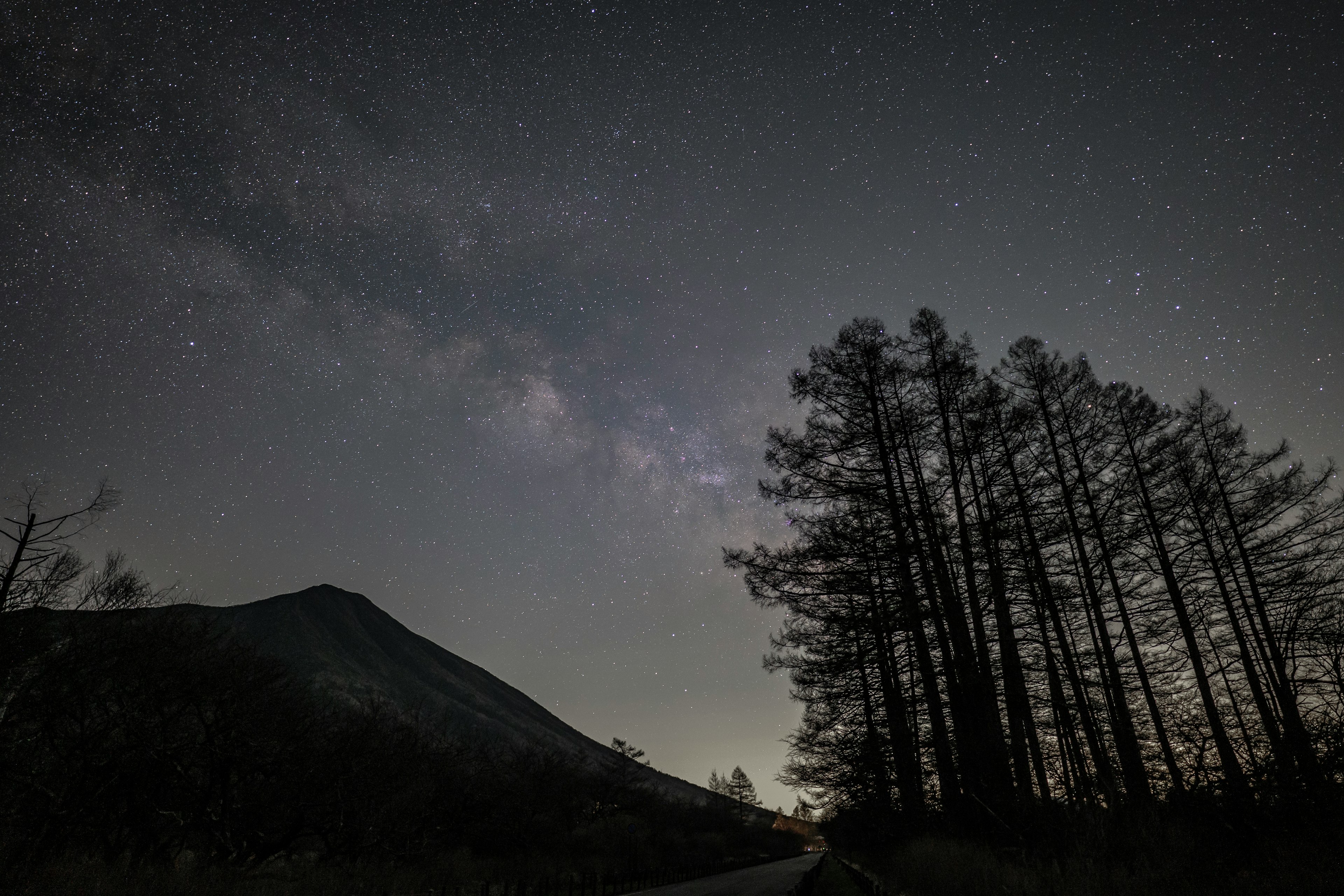 星空と山のシルエットが映える夜の風景