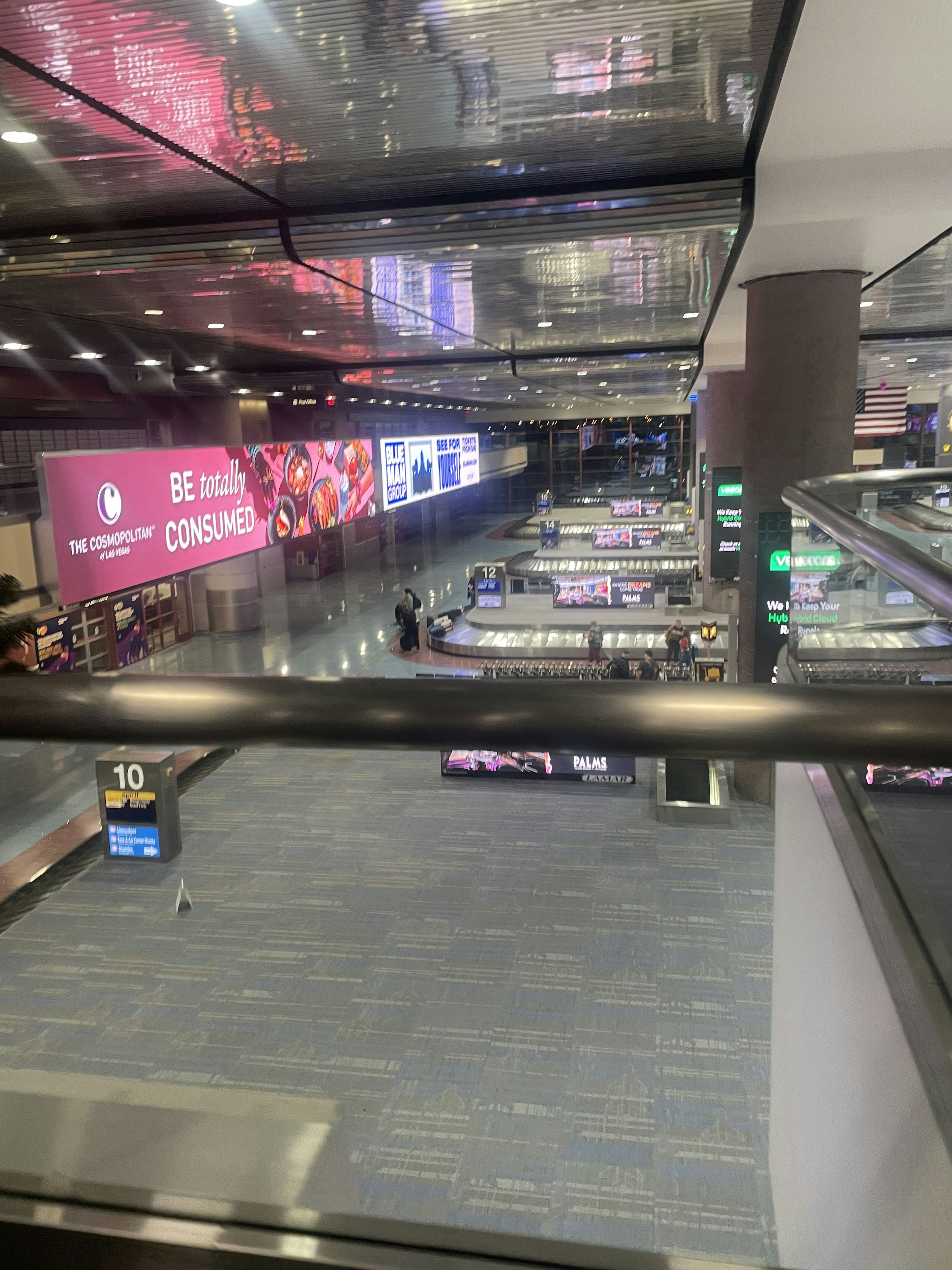 Intérieur spacieux d'aéroport avec des enseignes numériques vibrantes et une architecture moderne