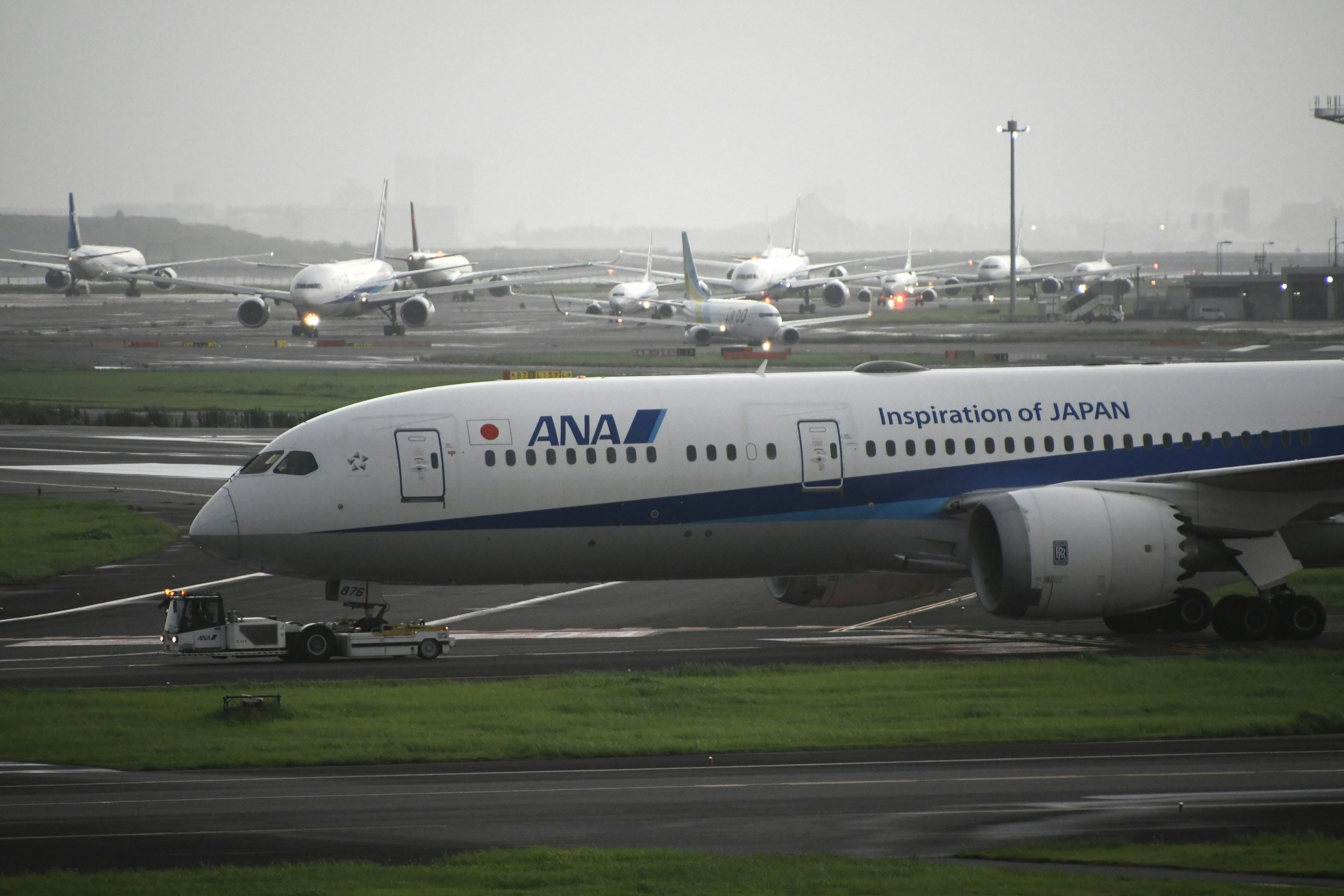 ANA 787在机场跑道上滑行