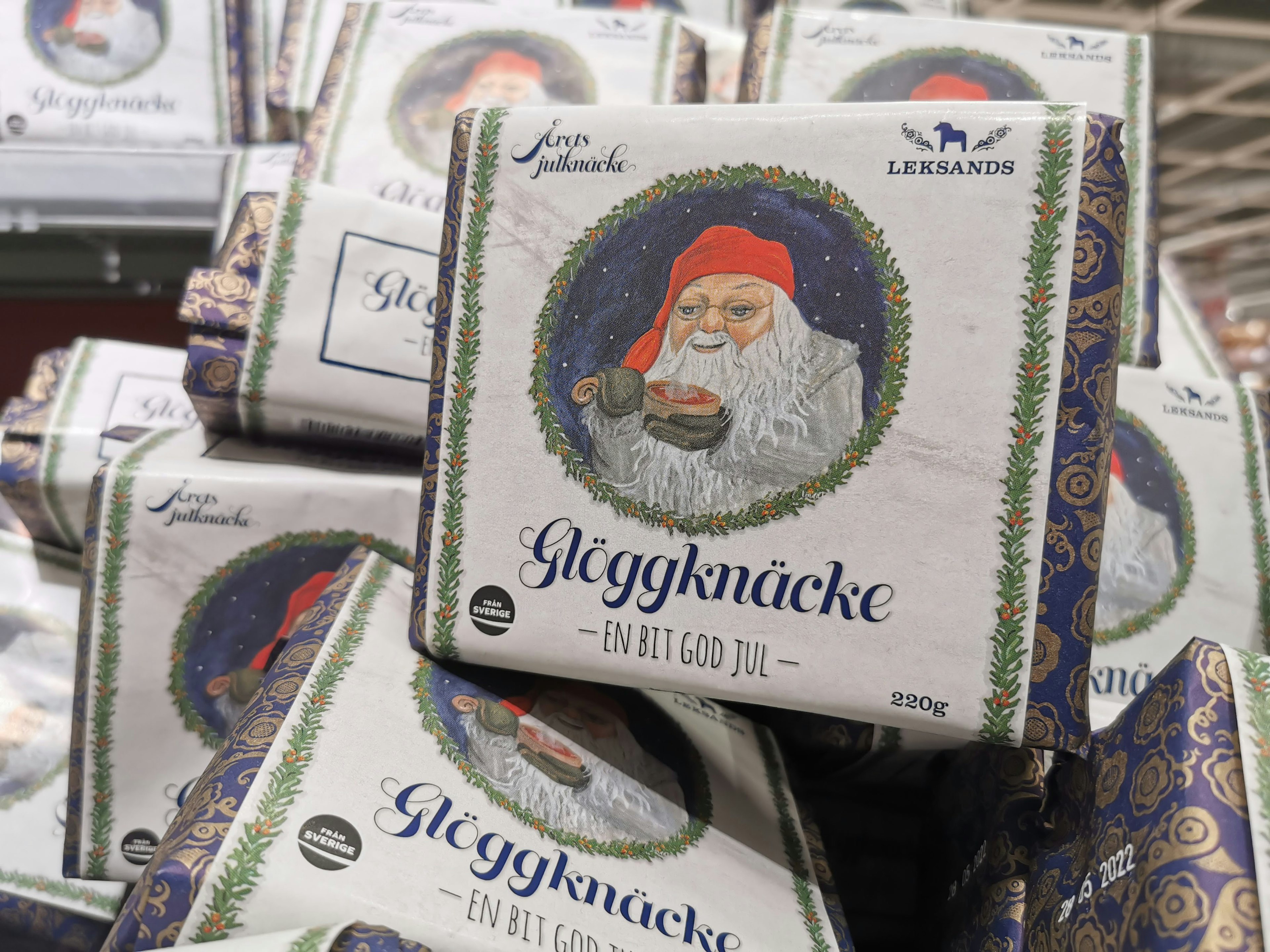 Paket Gloggknacke bertumpuk dengan ilustrasi Santa Claus