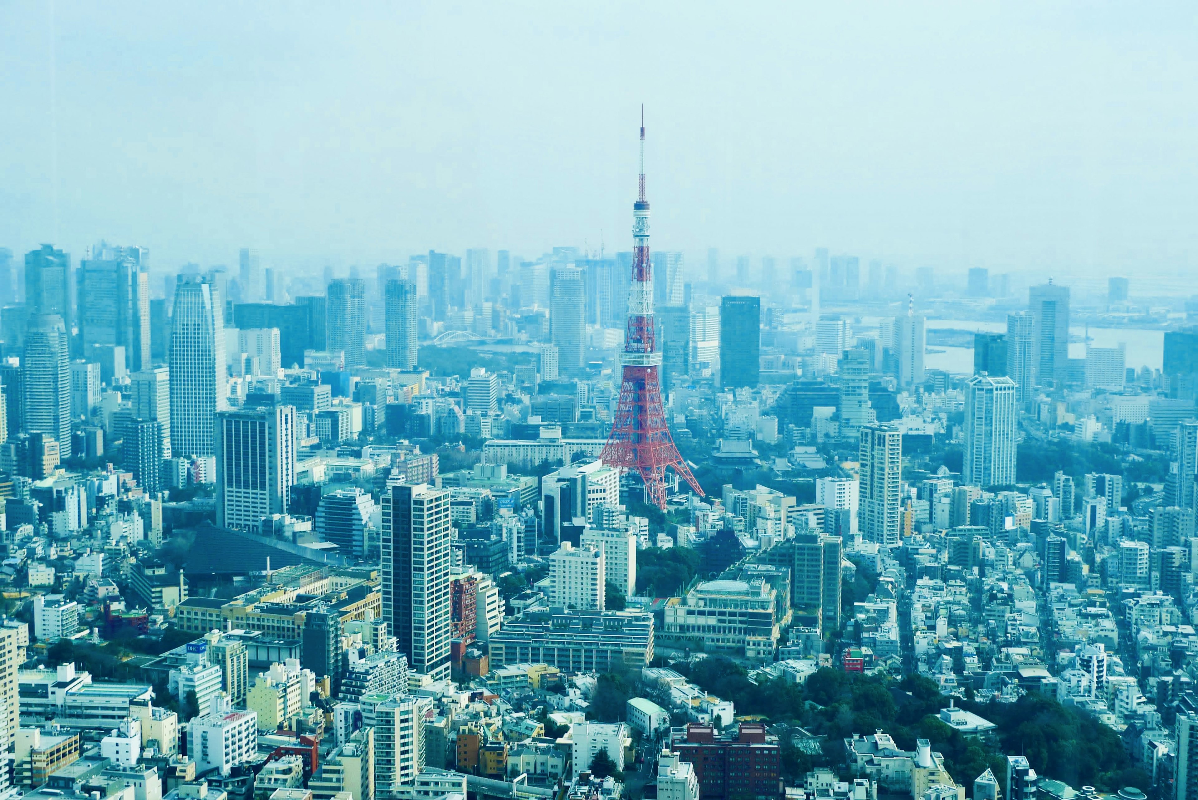 Pemandangan kota dengan Menara Tokyo dan gedung pencakar langit