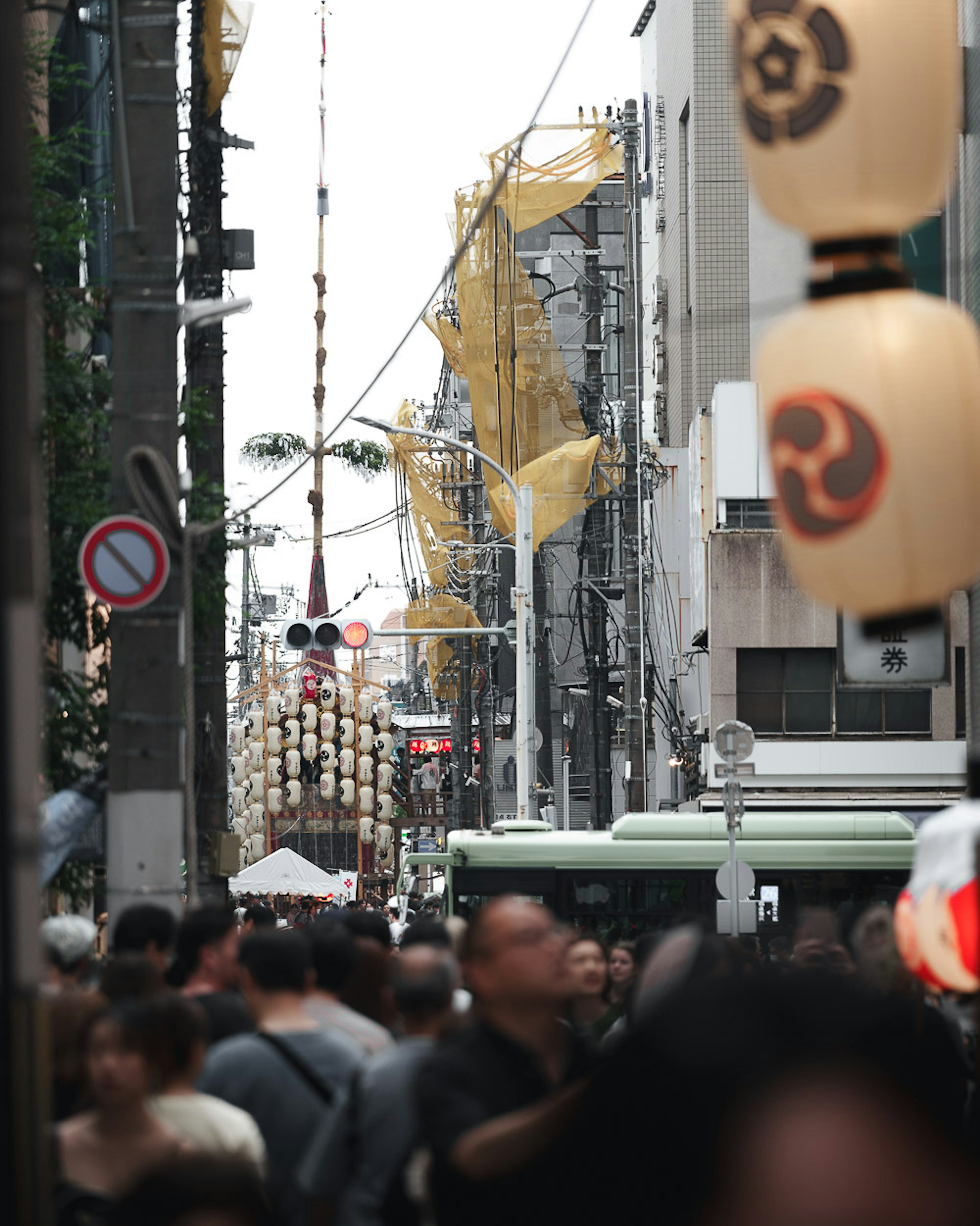 Scène de rue animée avec des lanternes et des piétons occupés