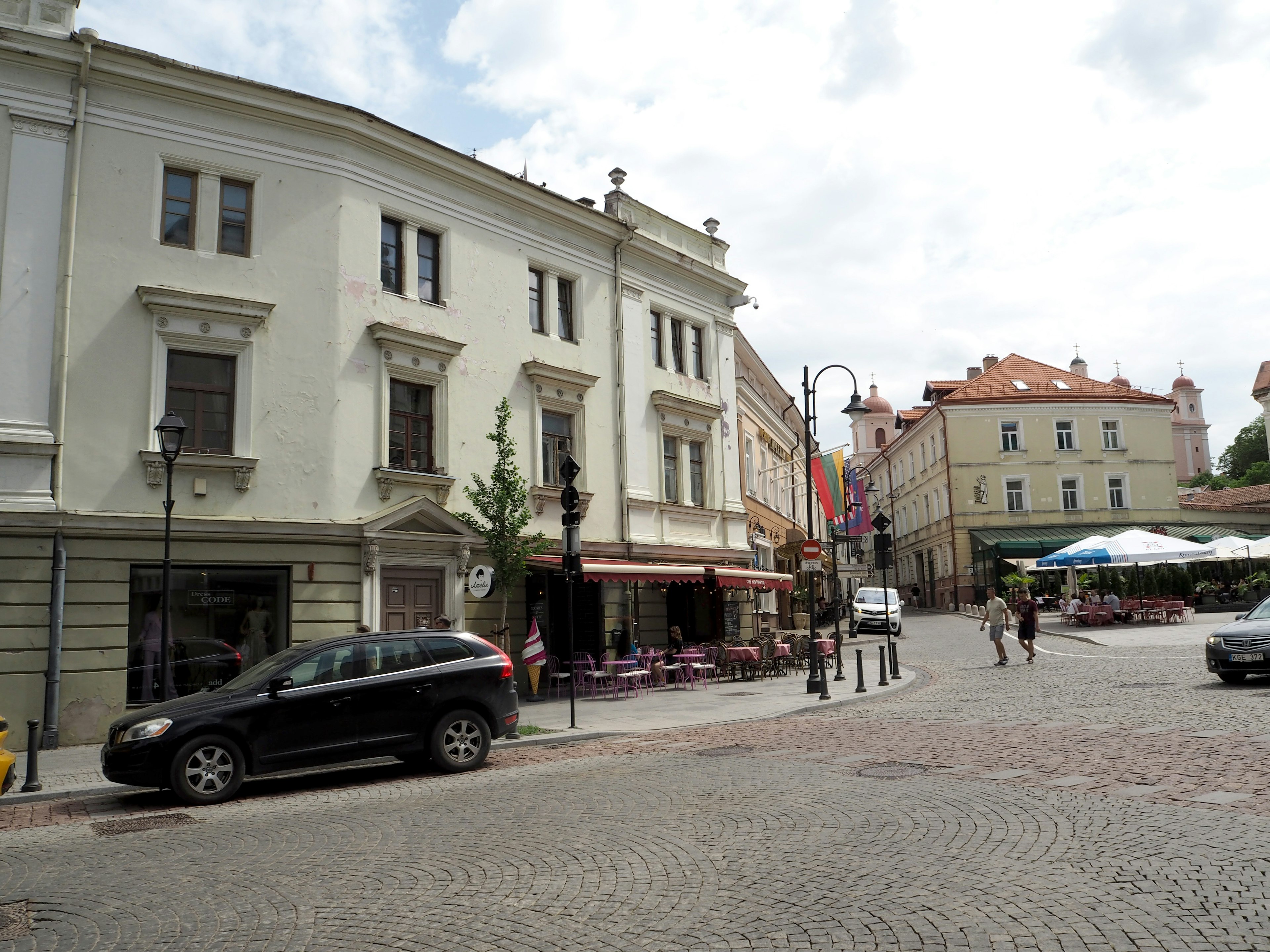 Quiet street scene featuring a café and surrounding buildings