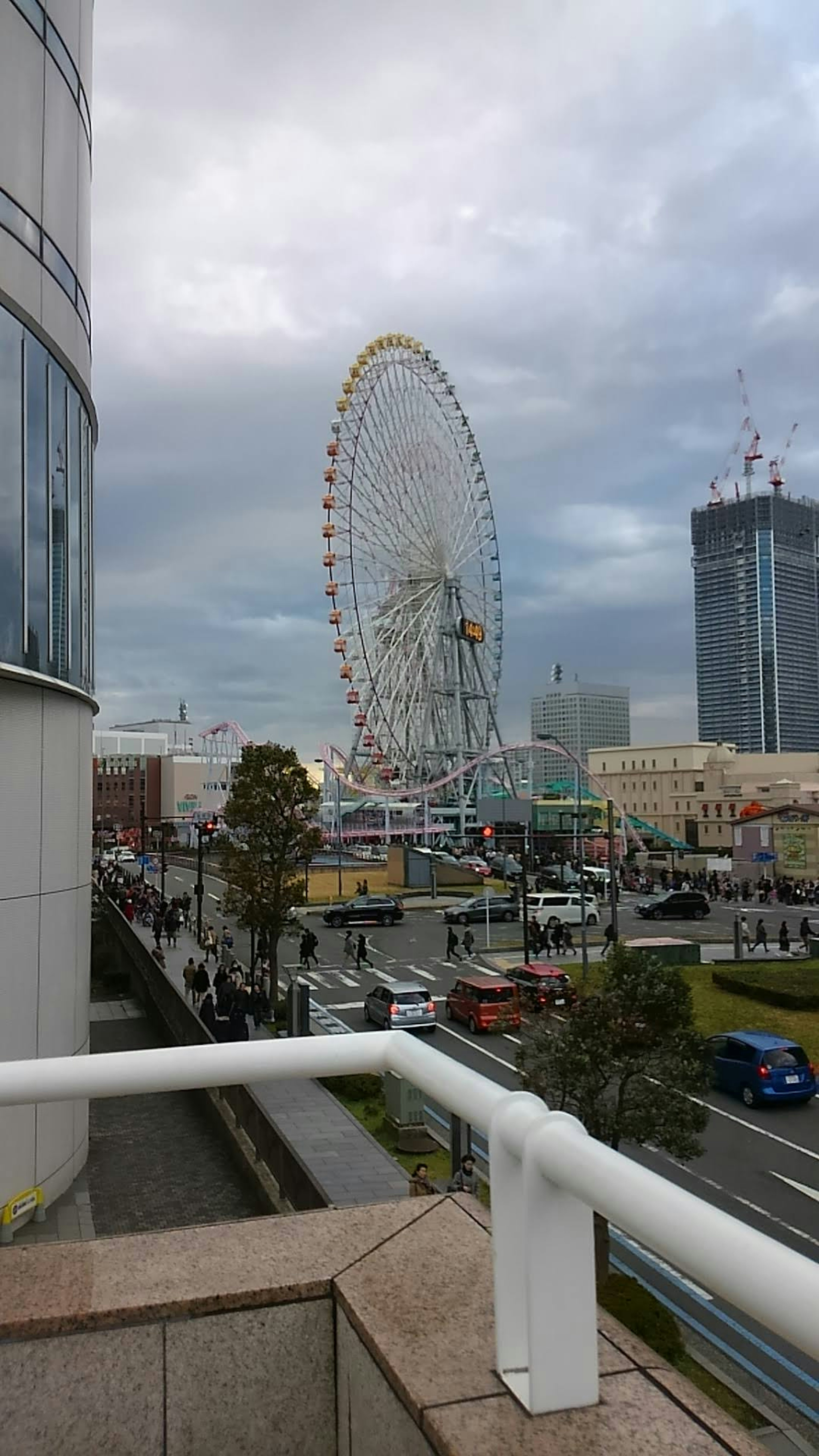 Moderne Gebäude mit einem Riesenrad und Stadtlandschaft