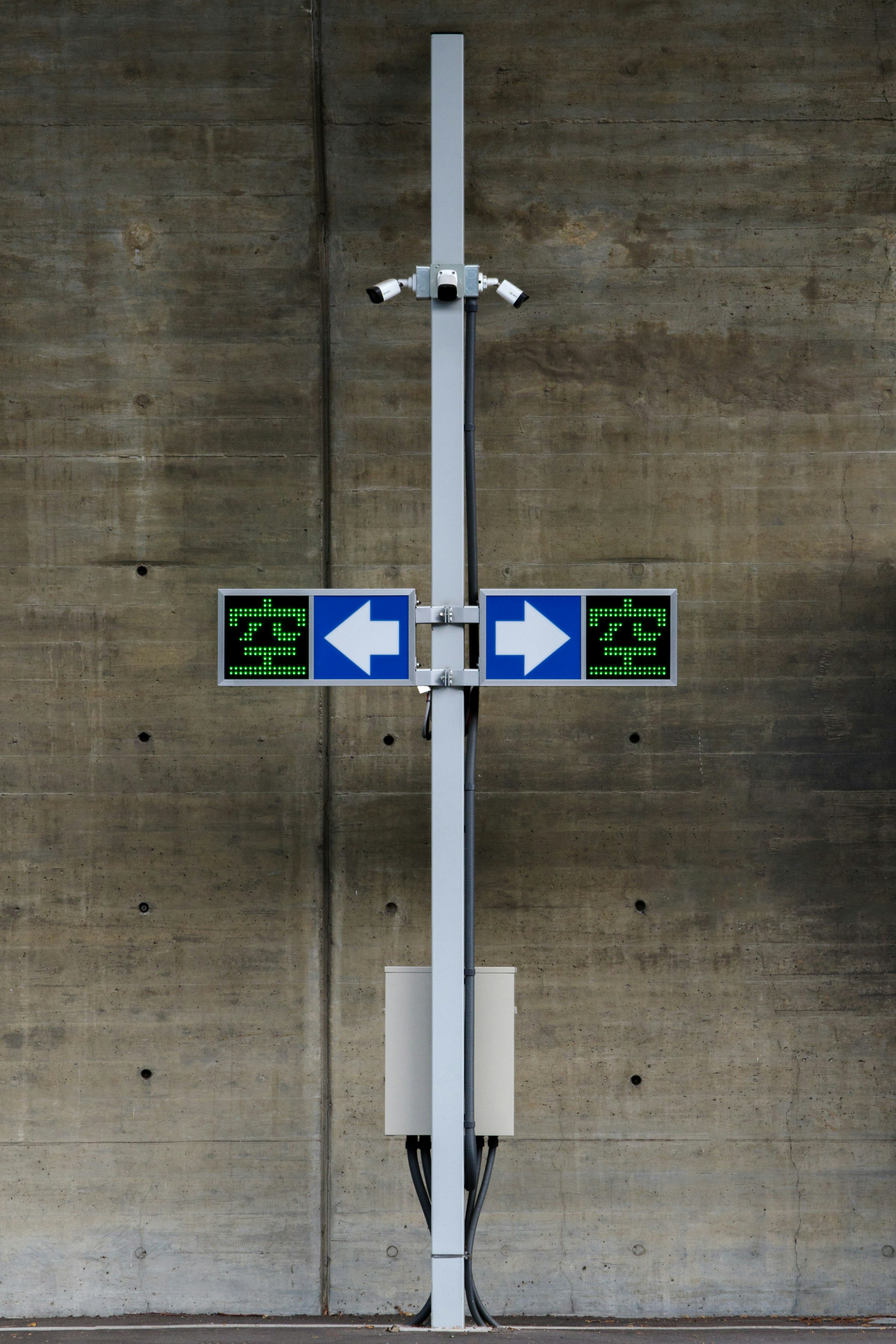 Photo d'un panneau directionnel sur un mur en béton