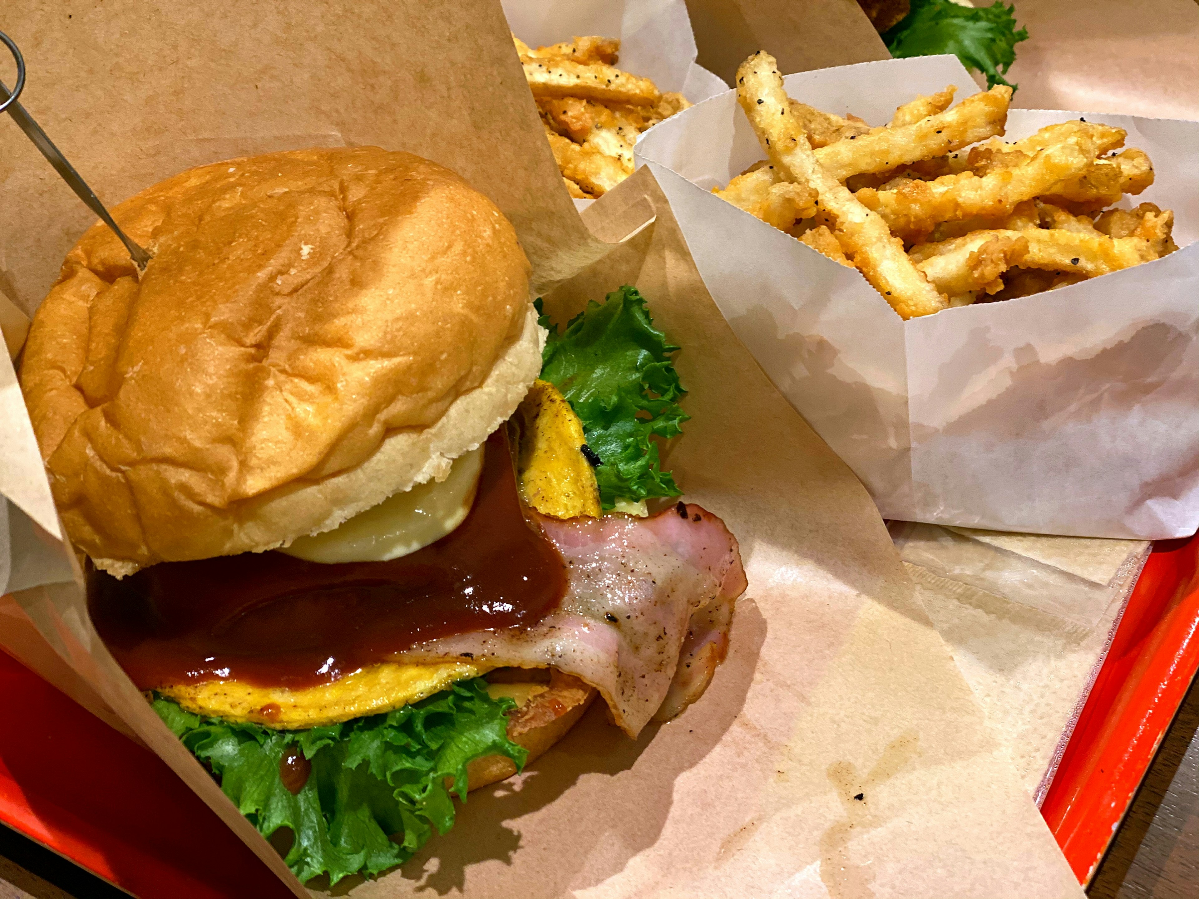 Una foto di un hamburger e patatine L'hamburger contiene lattuga e prosciutto