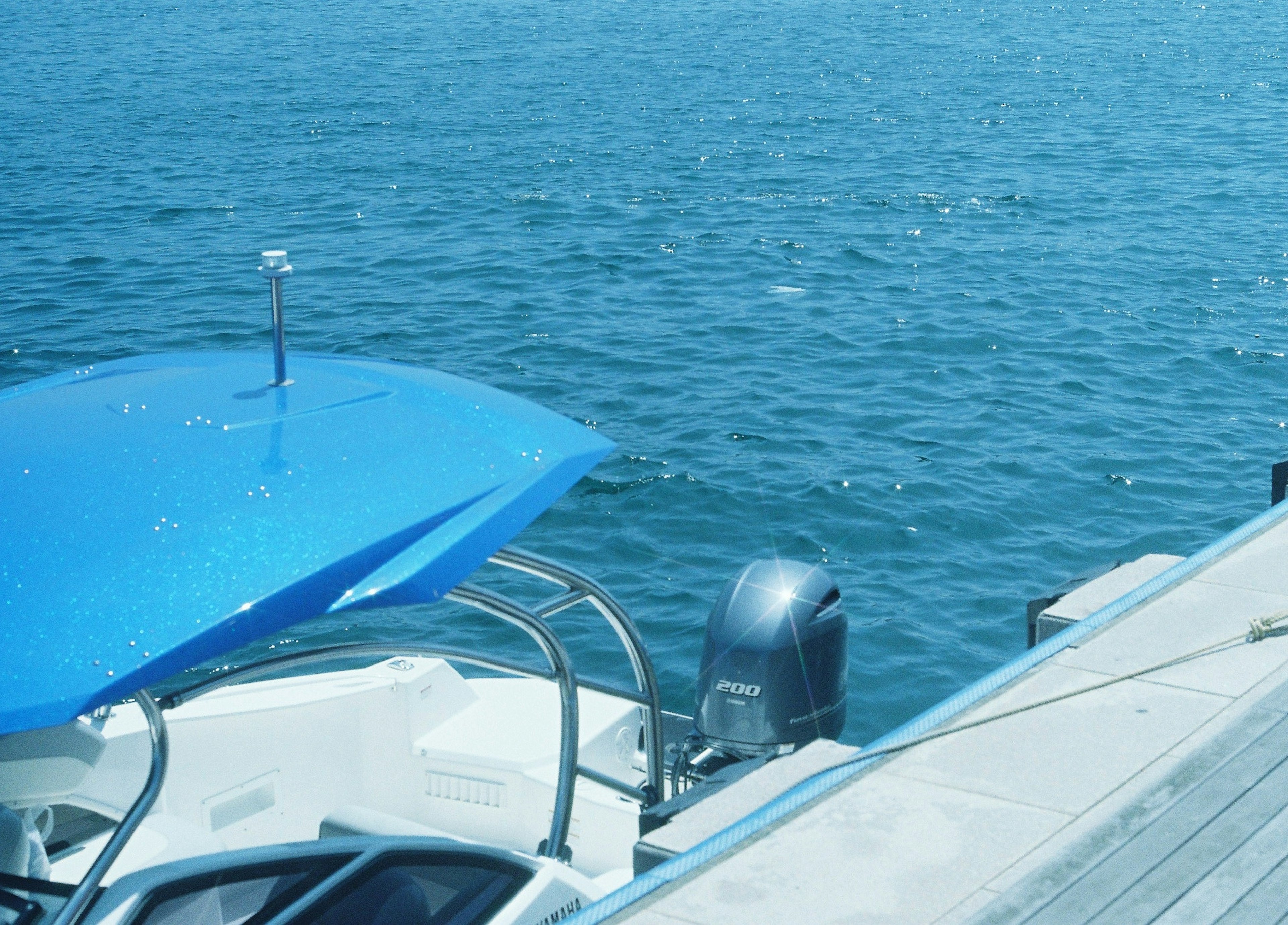 Perahu biru dengan latar belakang laut tenang