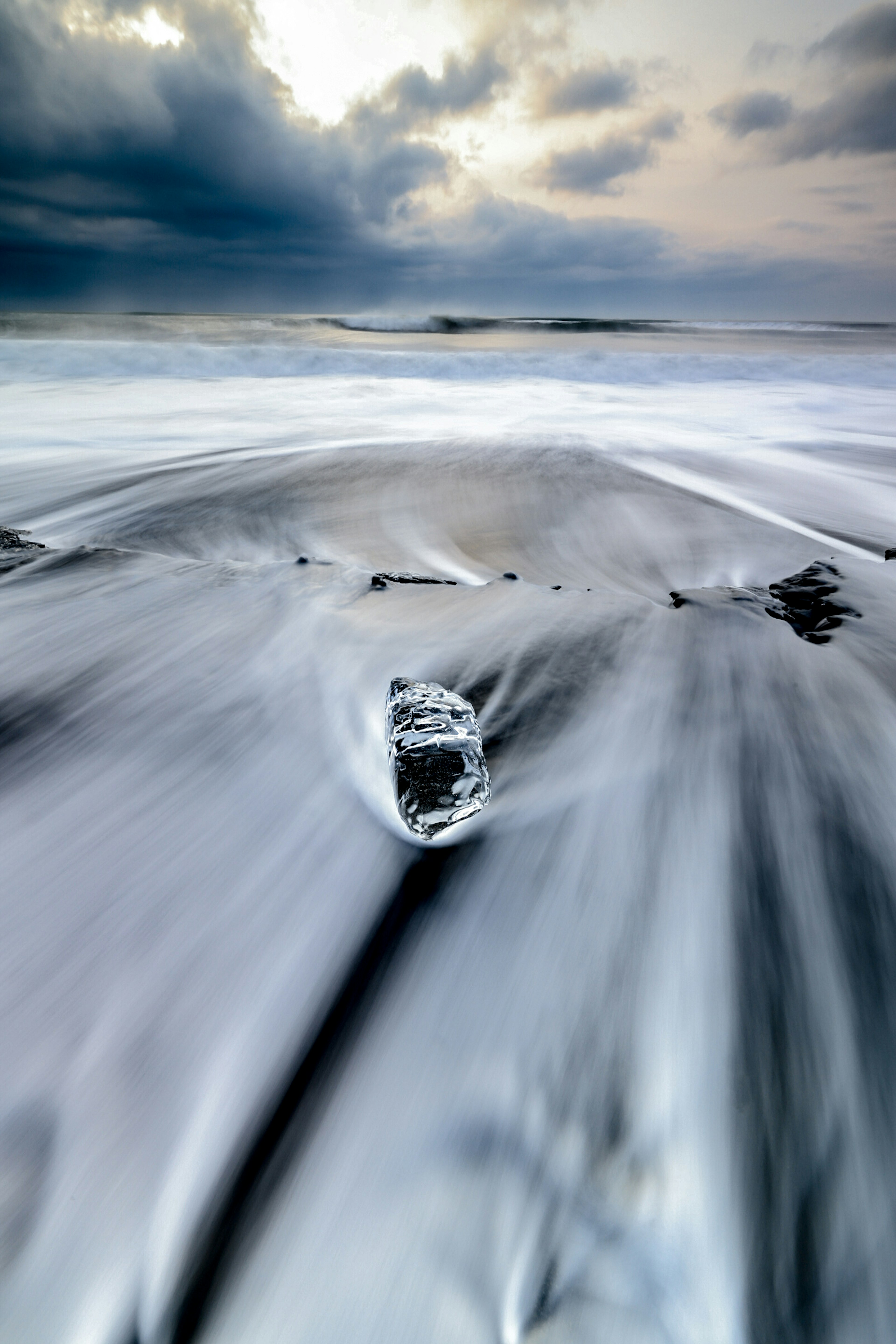 Beeindruckende Landschaft mit einem Eisstück und der Bewegung der Ozeanwellen