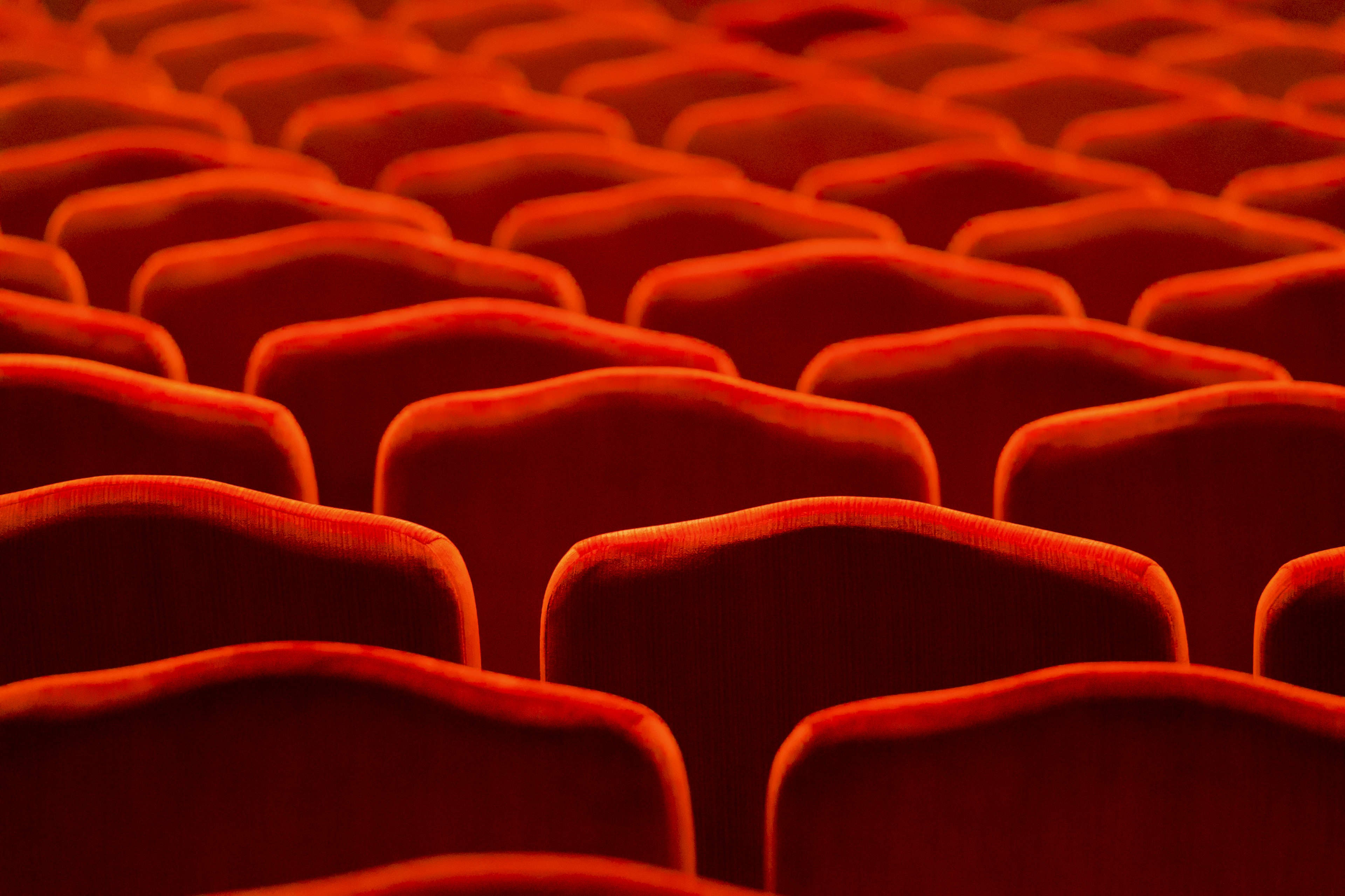 Filas de asientos de terciopelo rojo en un teatro