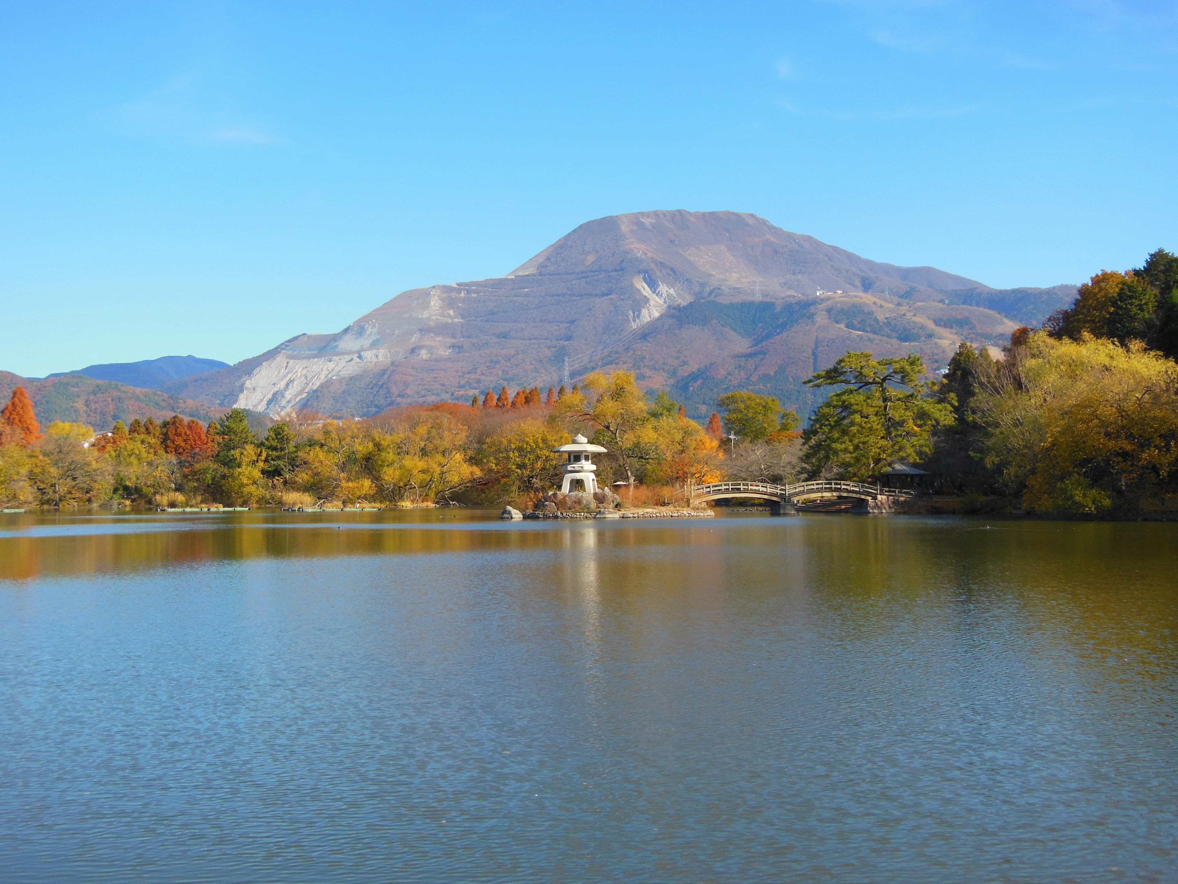 Malersicher Blick auf den See mit bunten Herbstbäumen