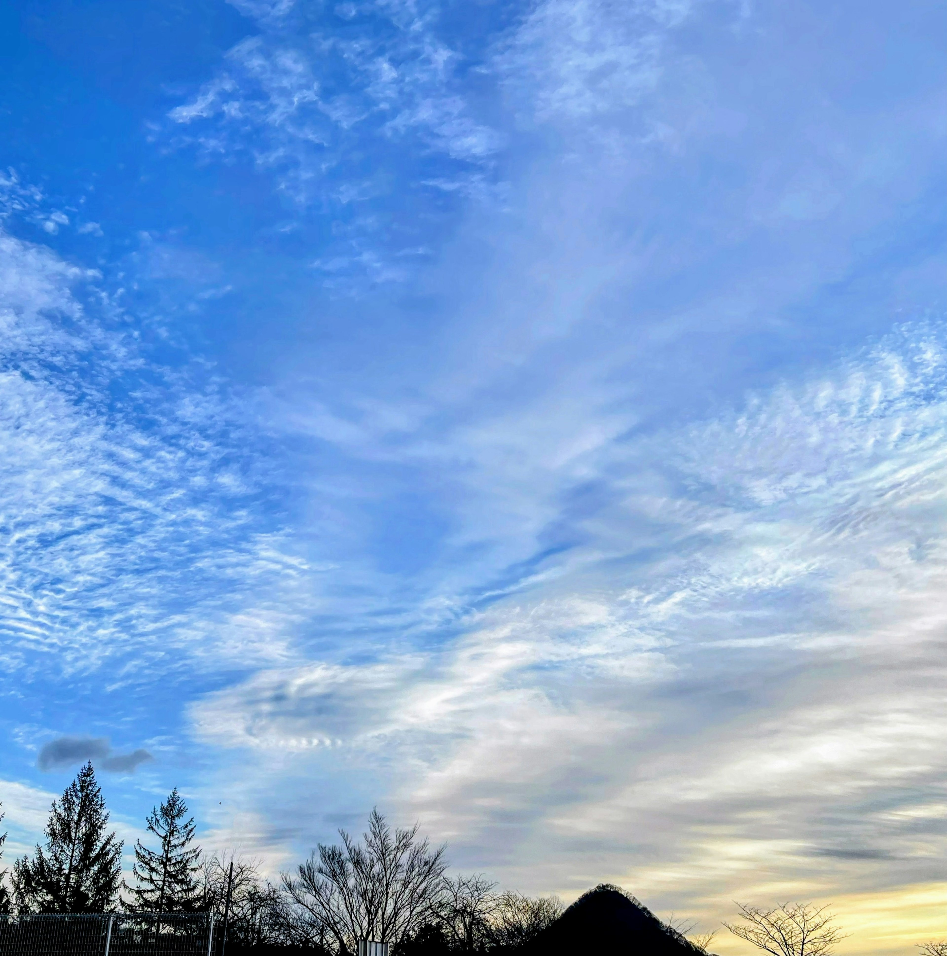 Pemandangan dengan langit biru dan awan putih