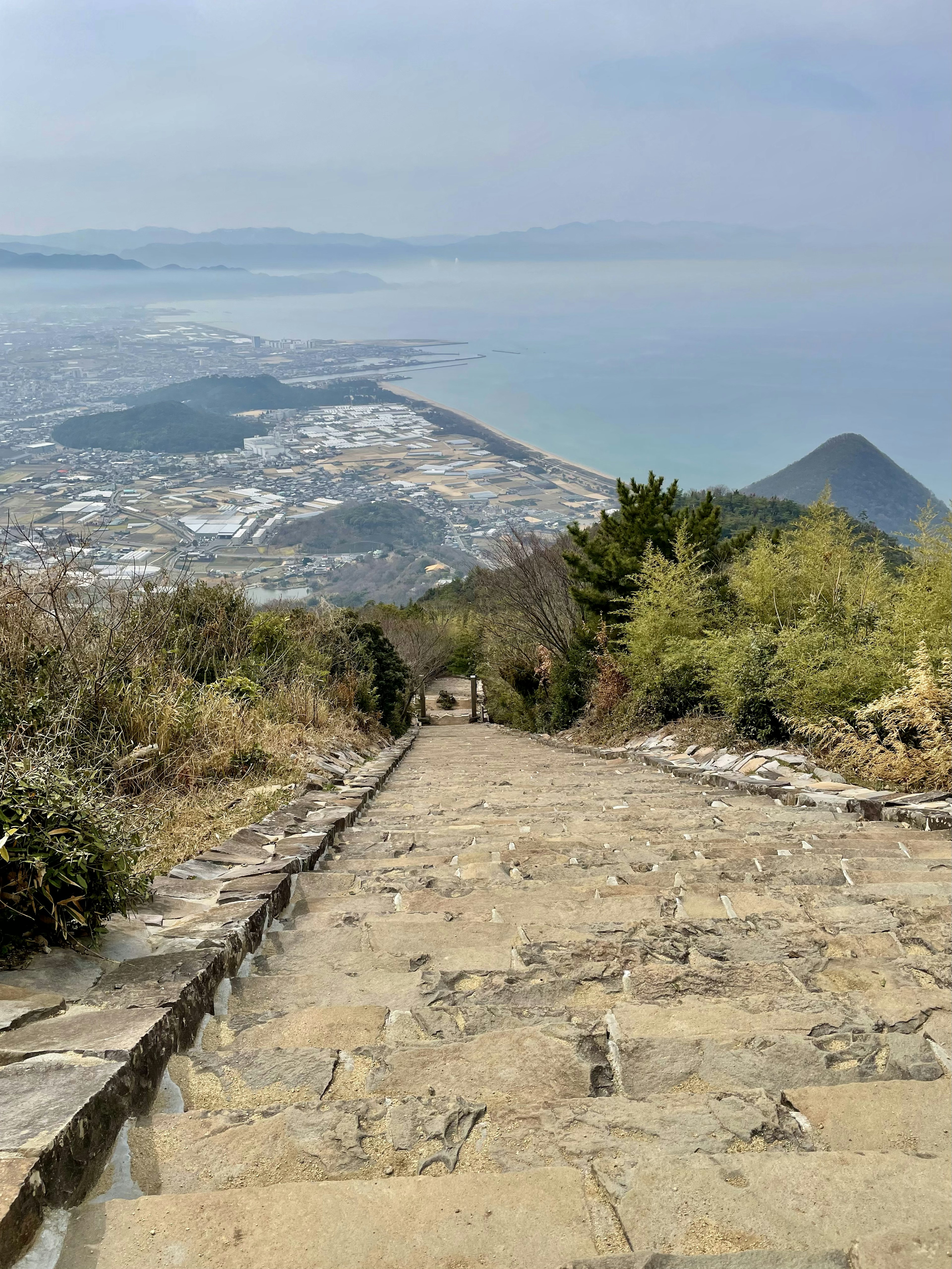 从山阶梯俯瞰海洋和城镇的景色