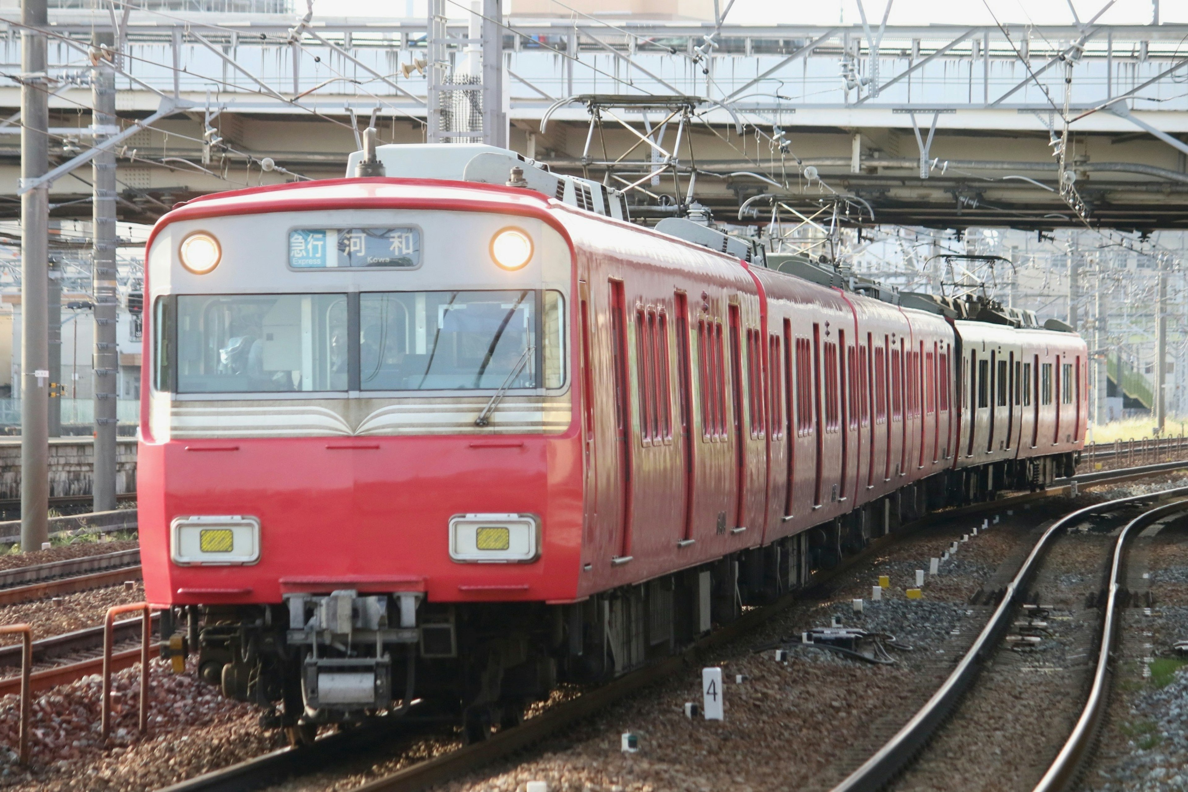 赤い電車が線路を走っている風景