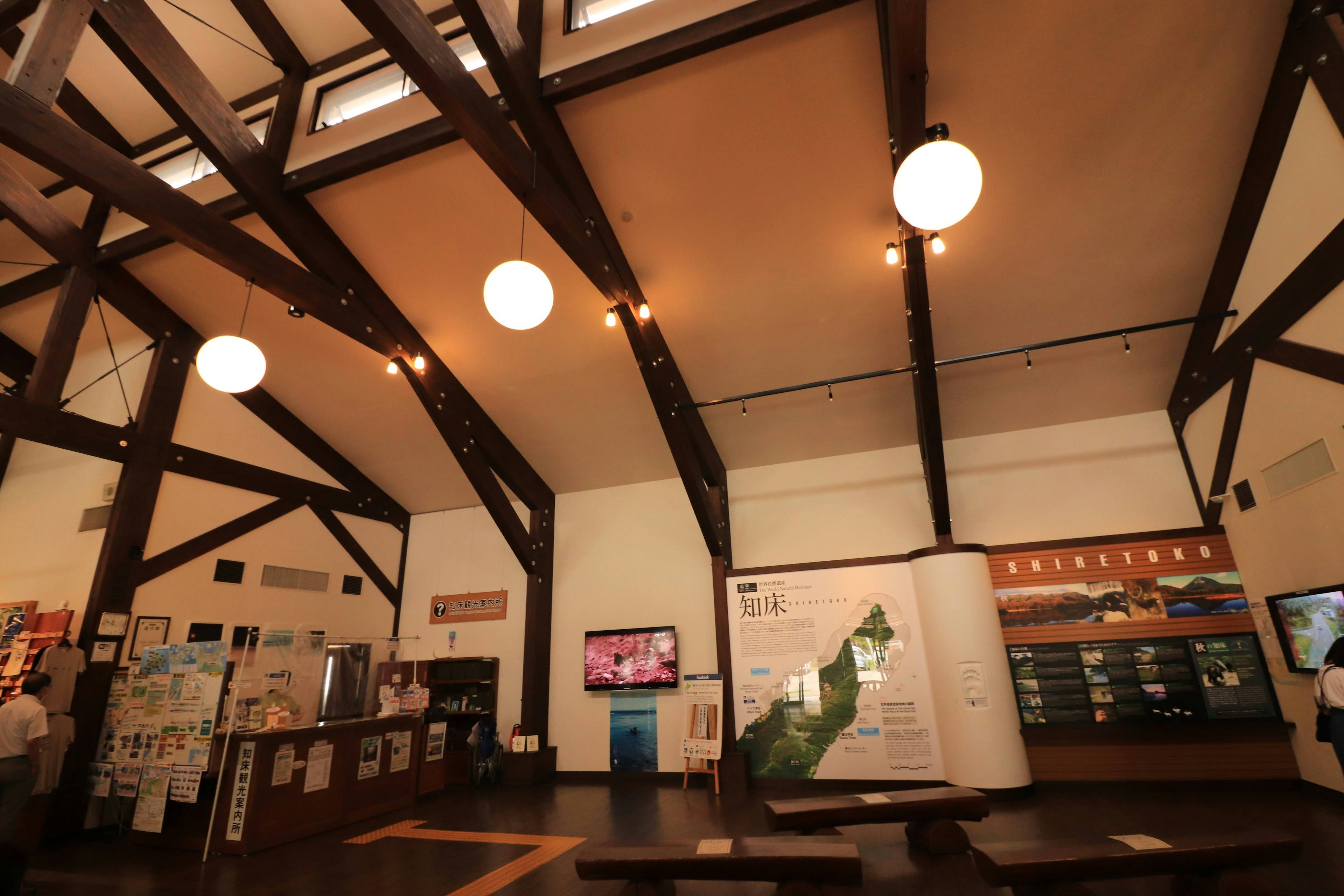 Interior de un centro de información con vigas de madera y buena iluminación