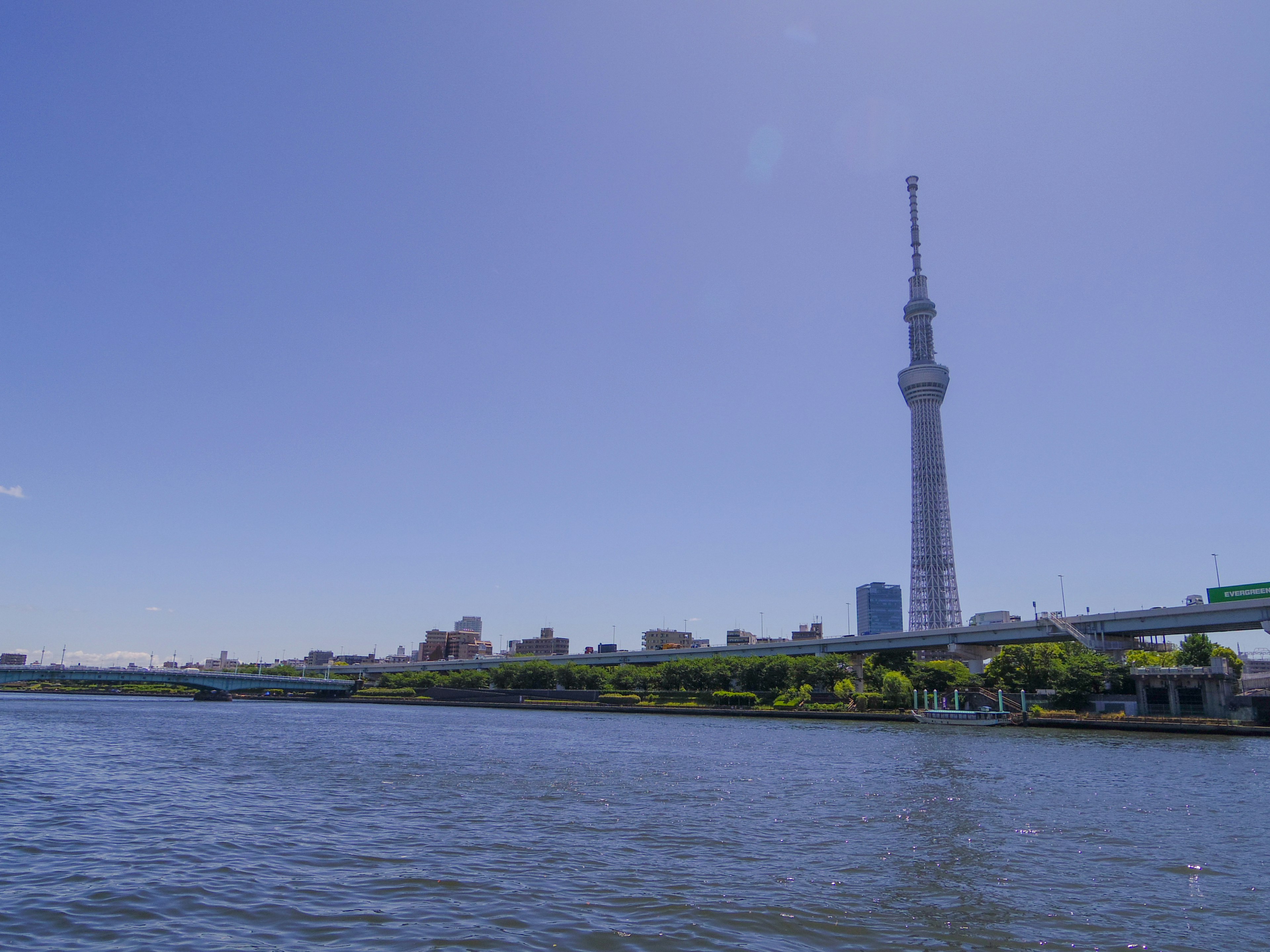 Vista della Tokyo Skytree accanto al fiume