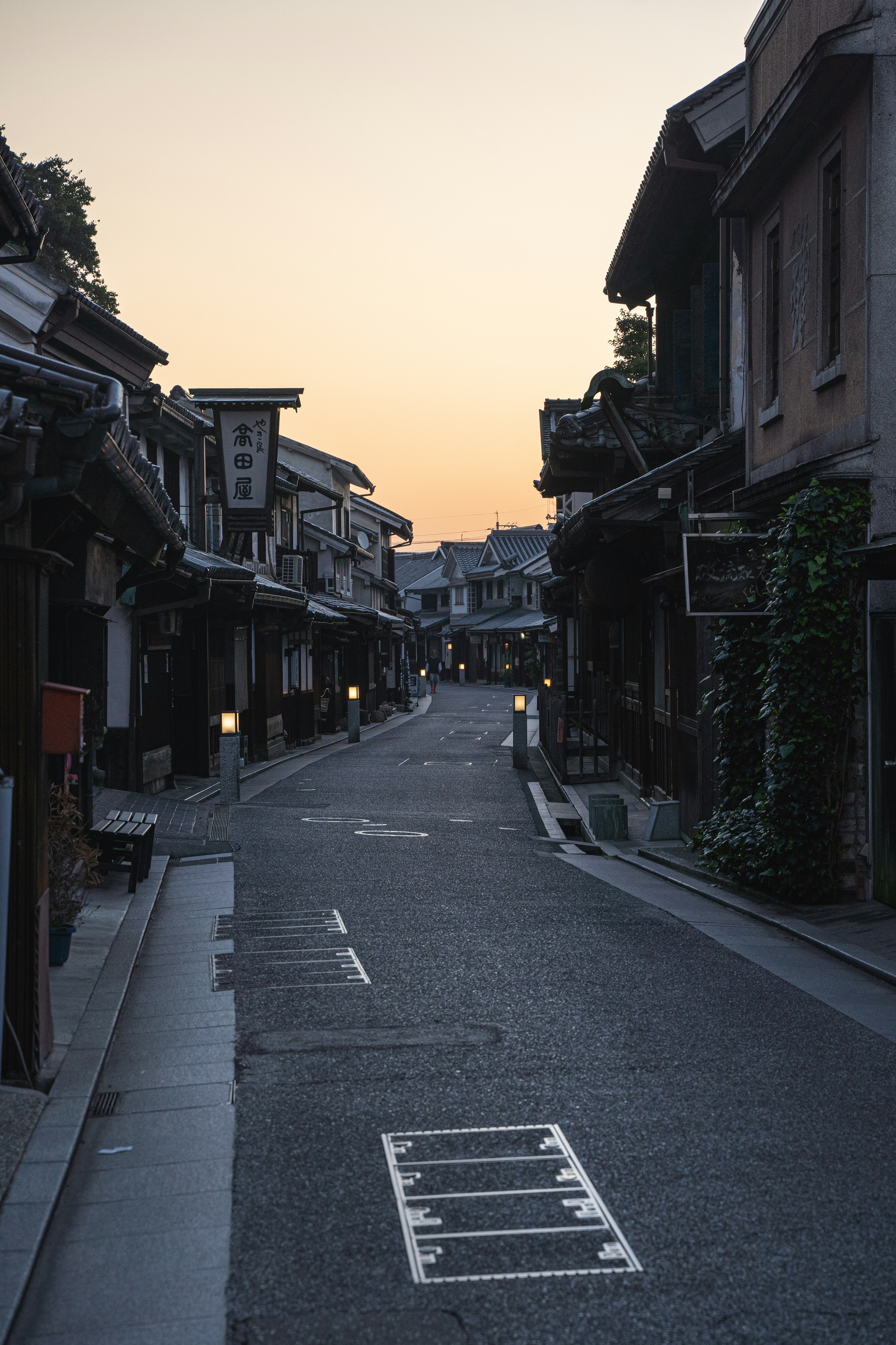 Ruhige Straße in Kyoto bei Dämmerung