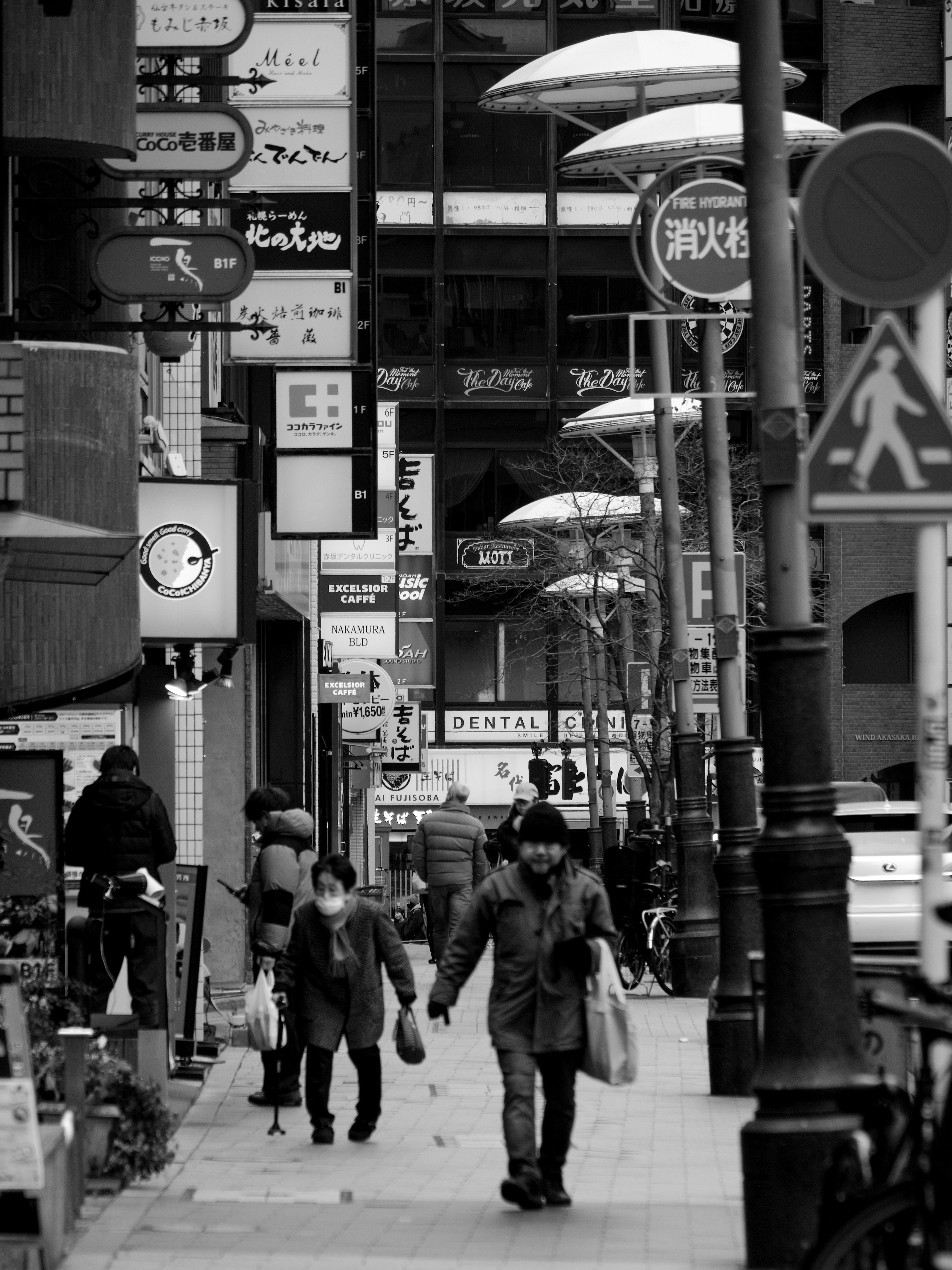 Rue urbaine animée avec des piétons et des panneaux