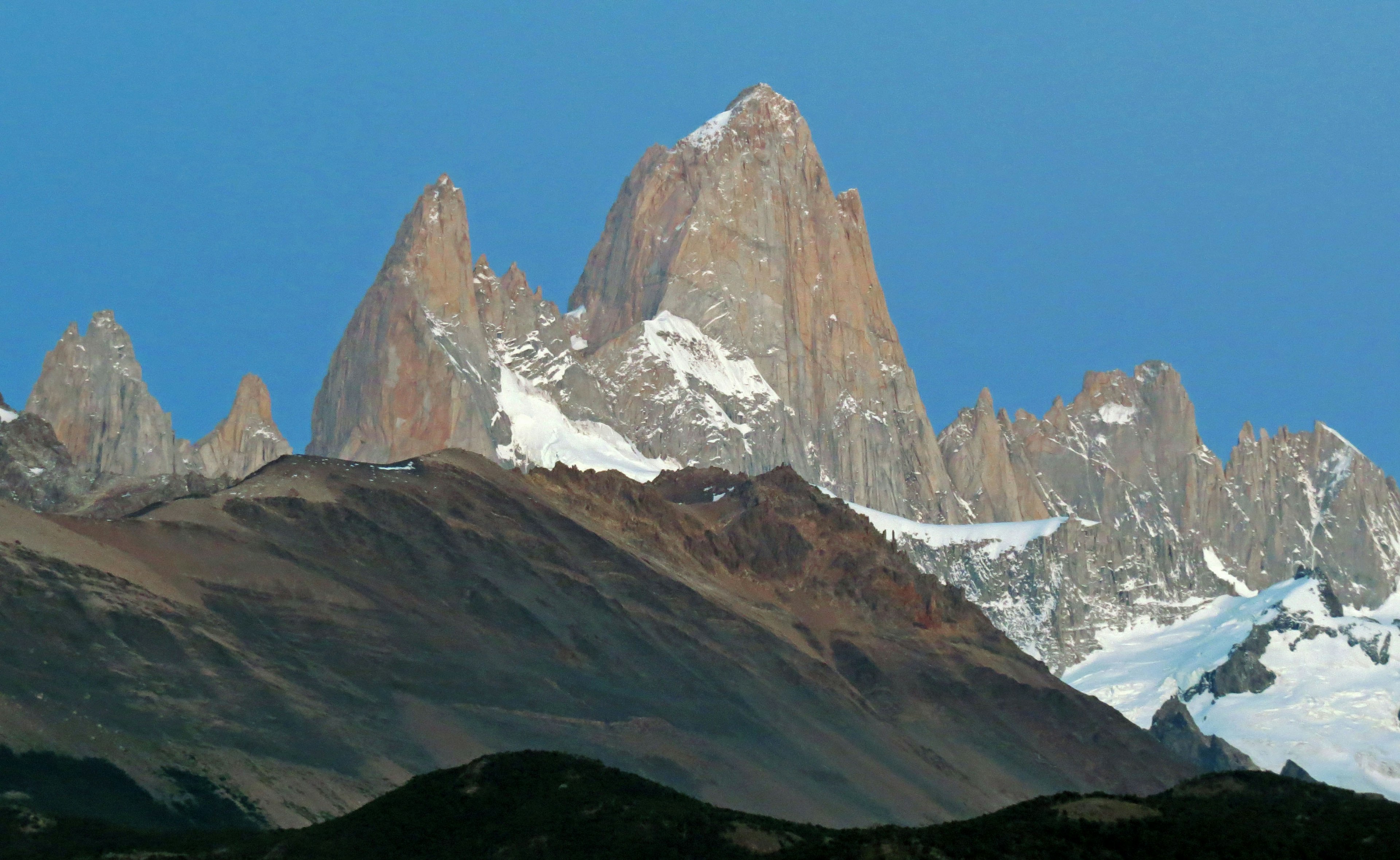 Stupende picchi montuosi in Patagonia con neve e formazioni rocciose