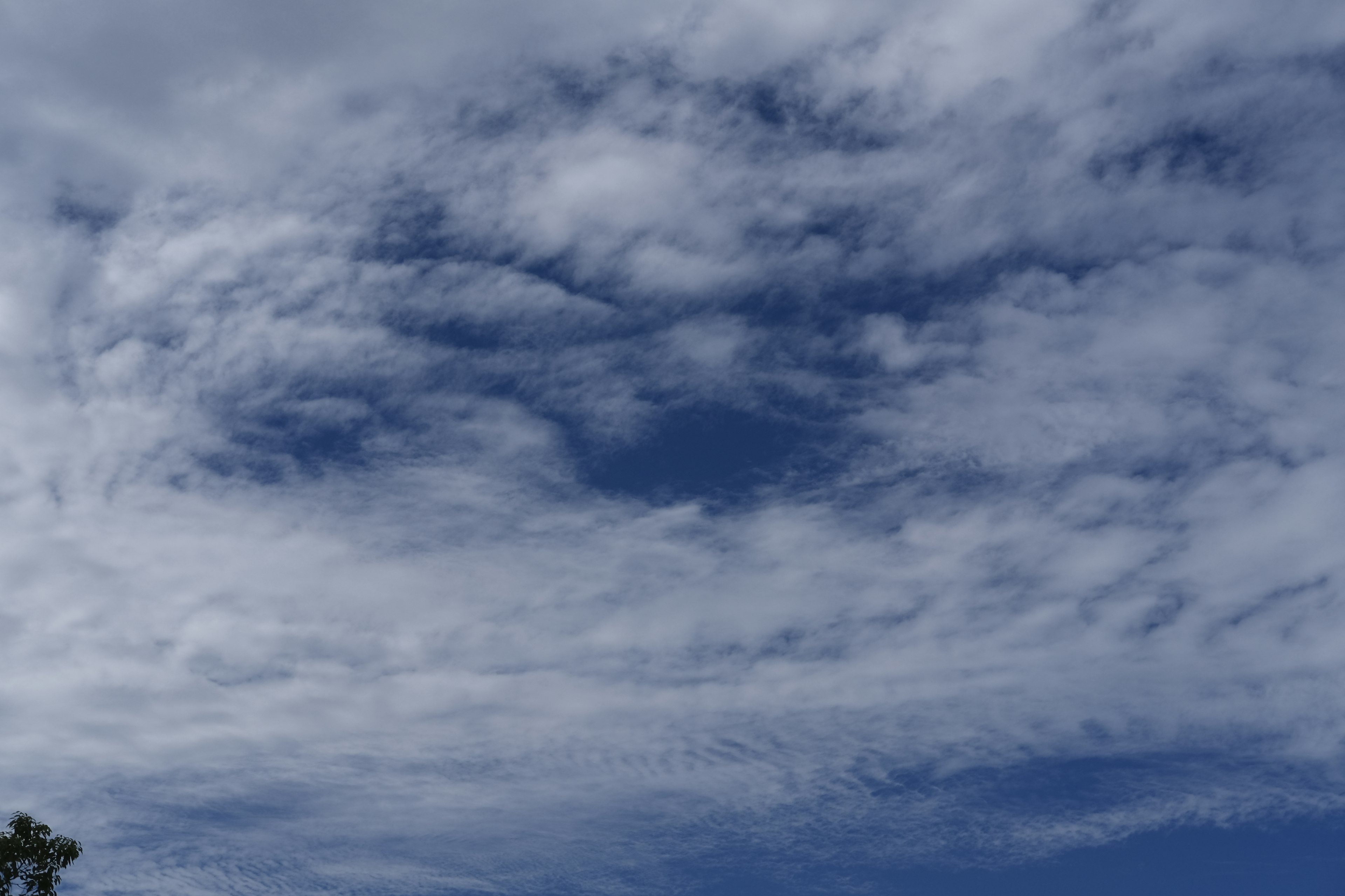 Langit biru dengan awan putih yang tersebar