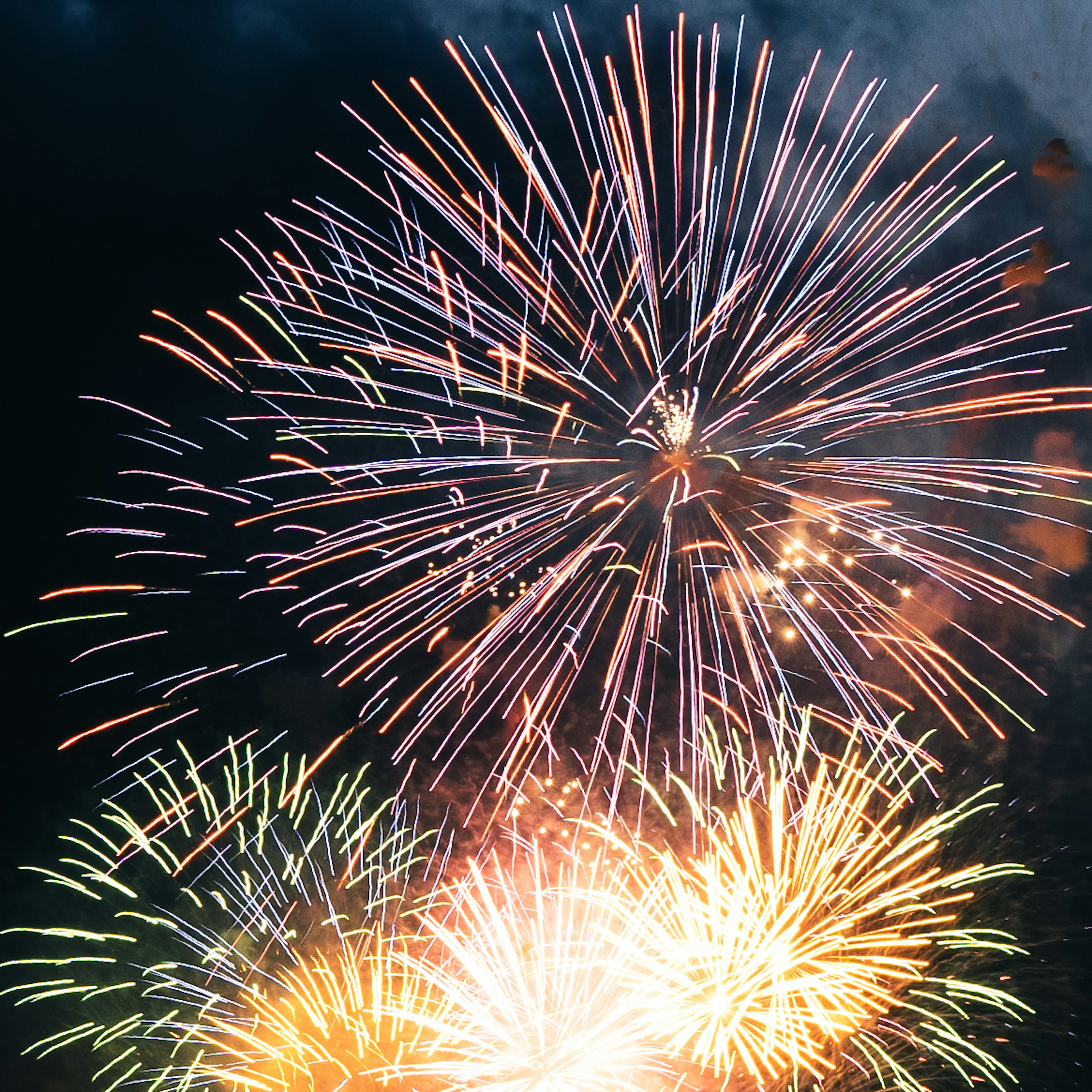 Spettacolo di fuochi d'artificio colorati nel cielo notturno