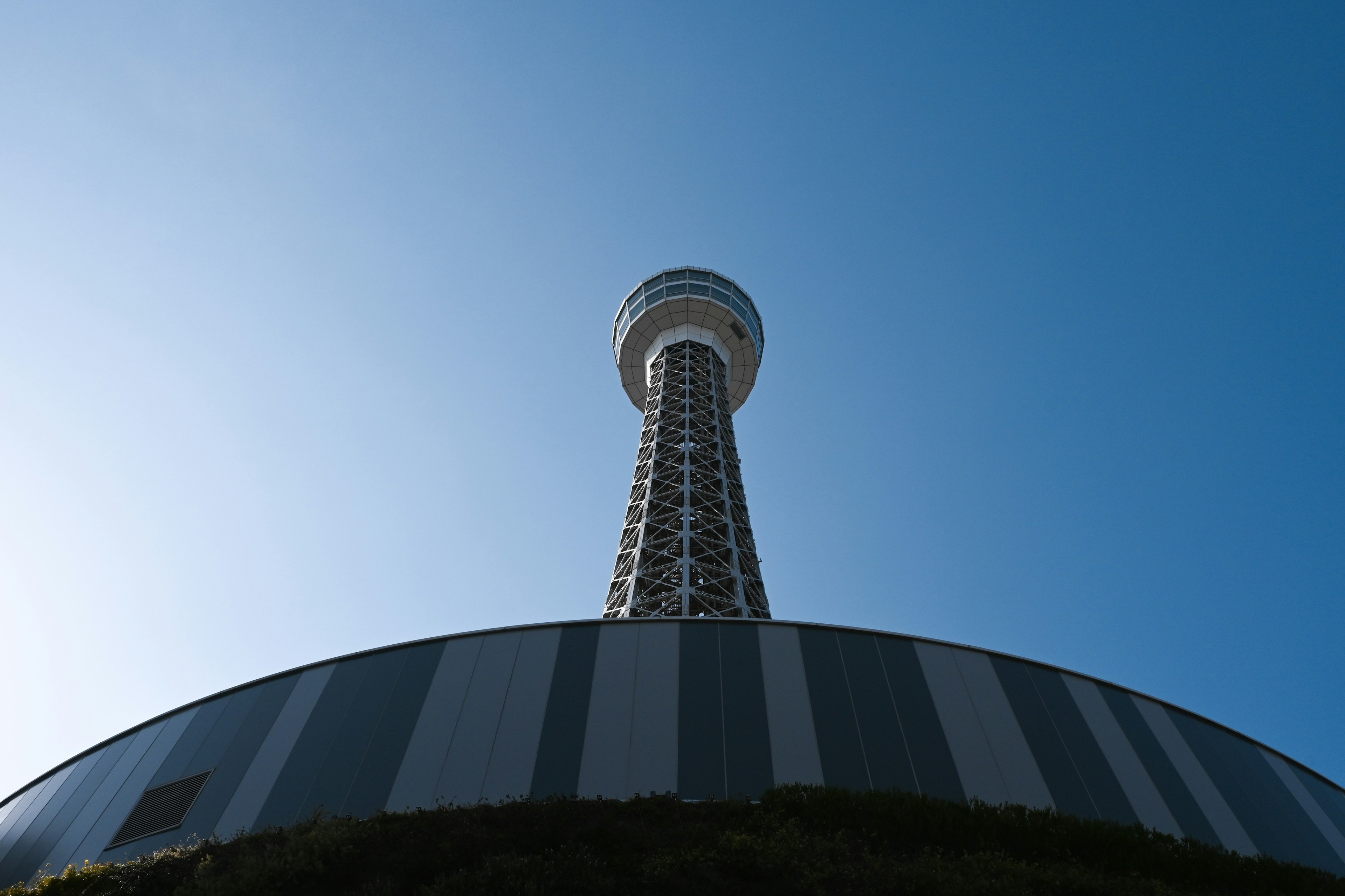 Pemandangan Tokyo Skytree dari bawah dengan latar belakang langit biru