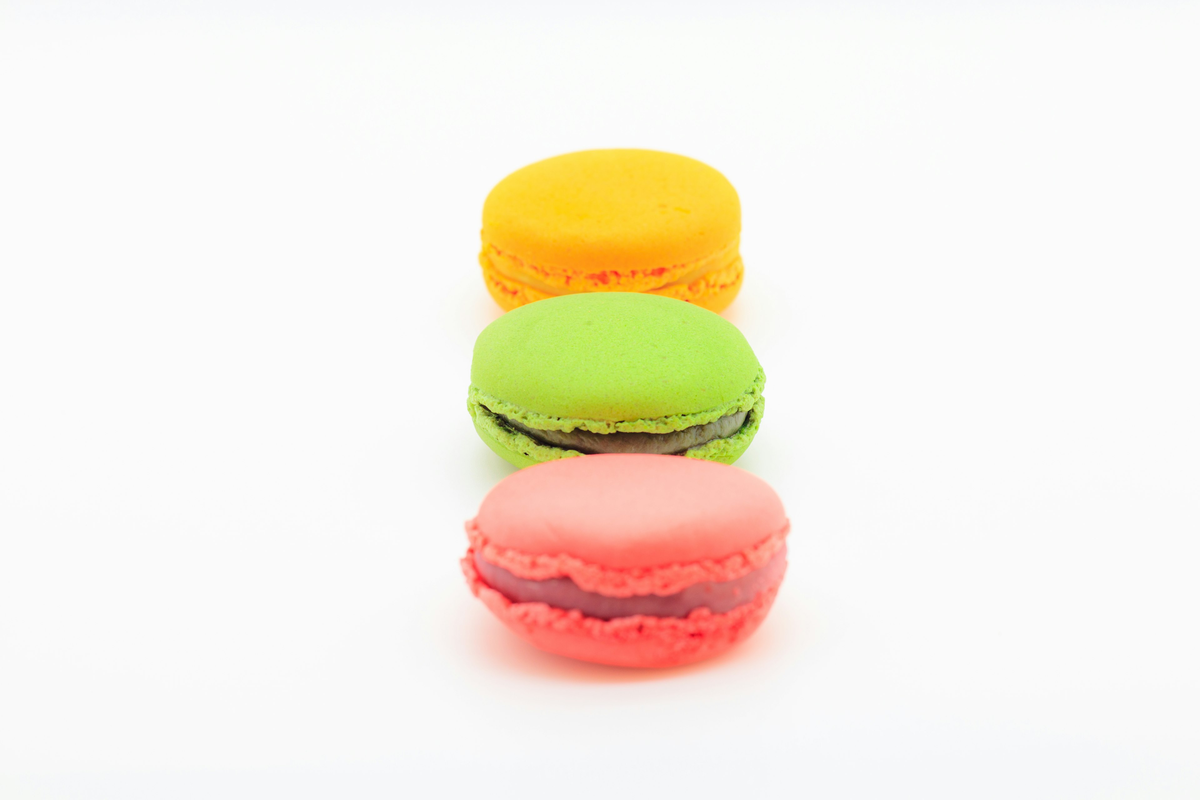 Macaron nhiều màu được sắp xếp trên nền trắng