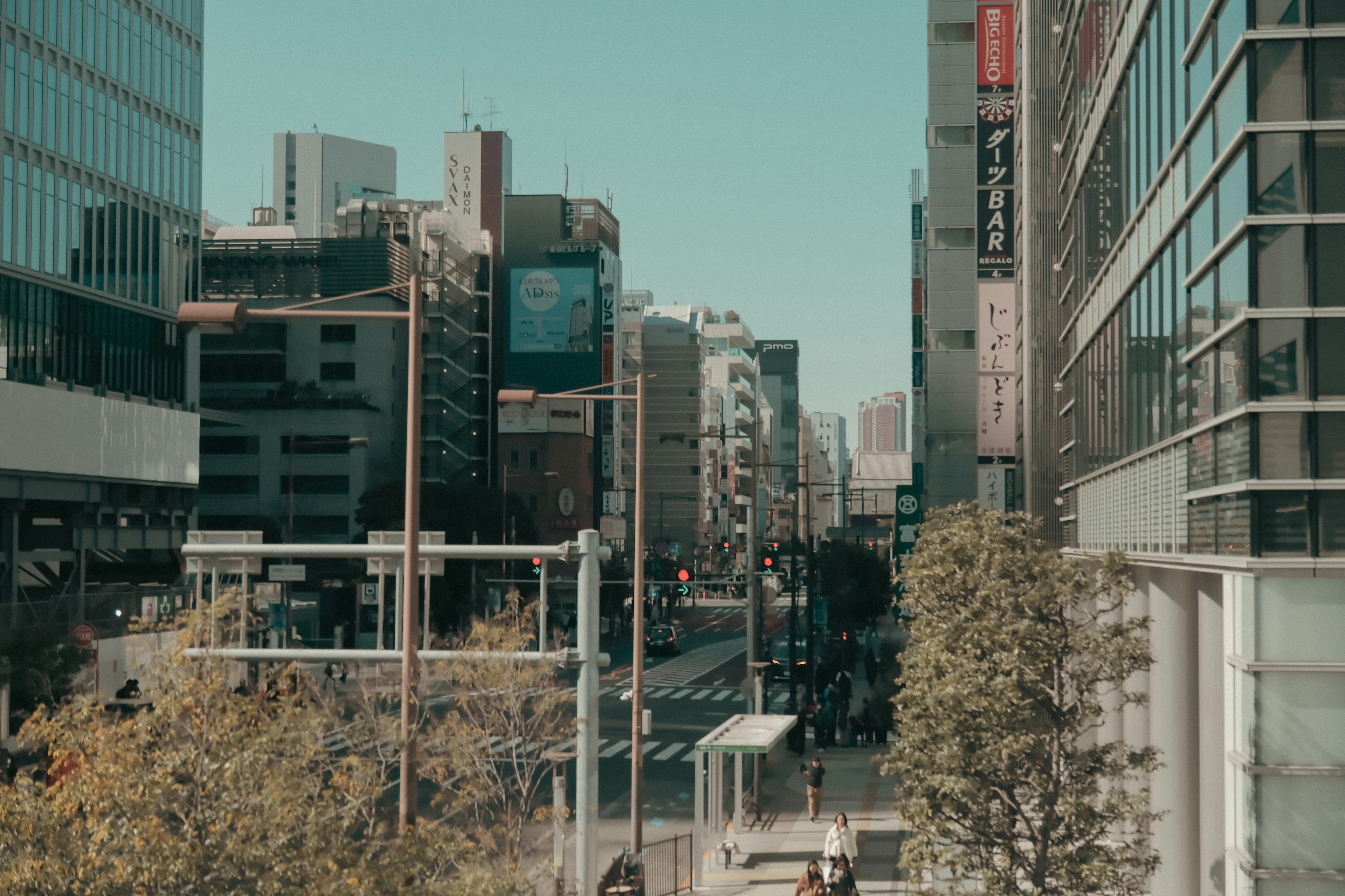 都市の景色とビル群が見える街の風景