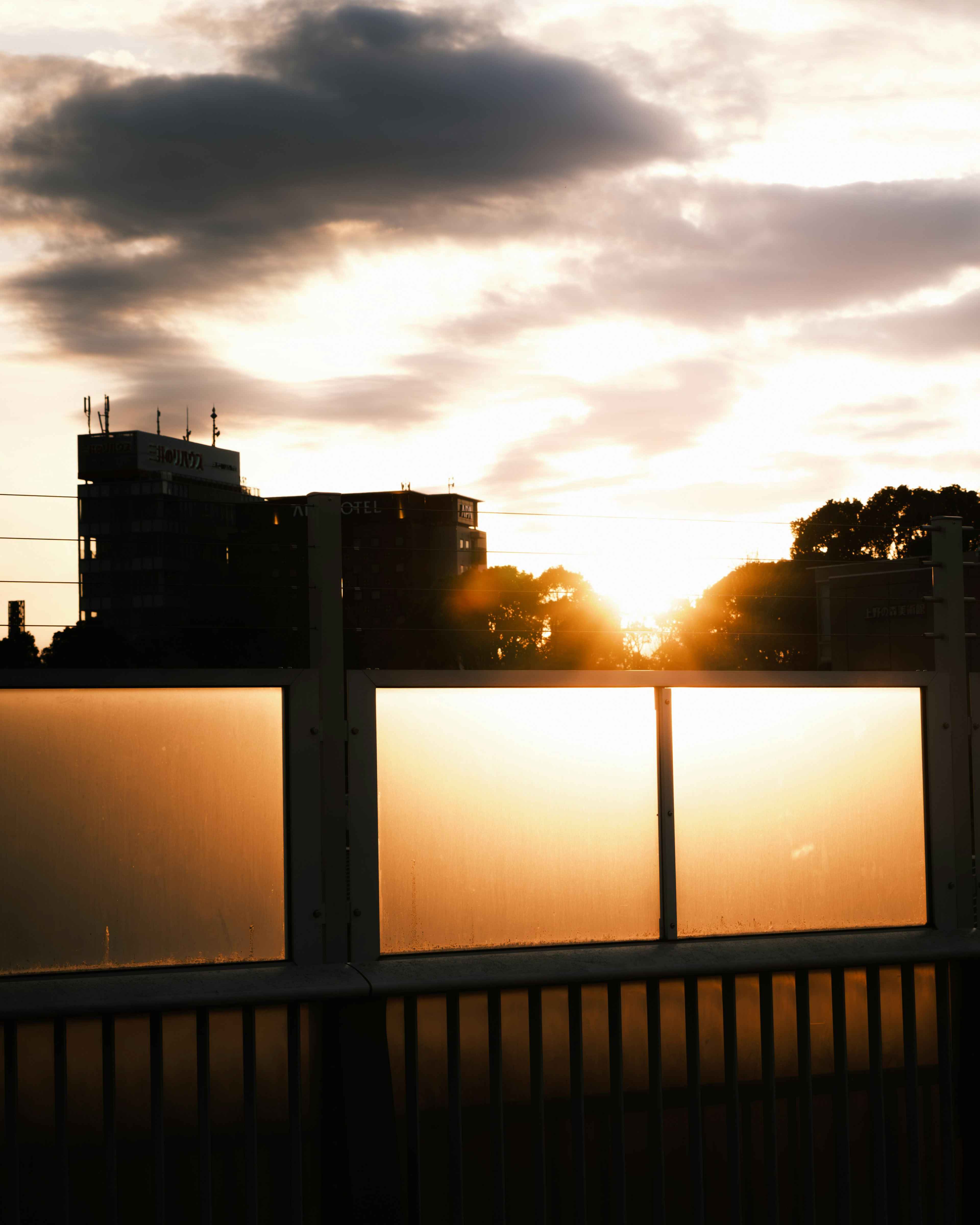 夕日がビルの間から見える風景