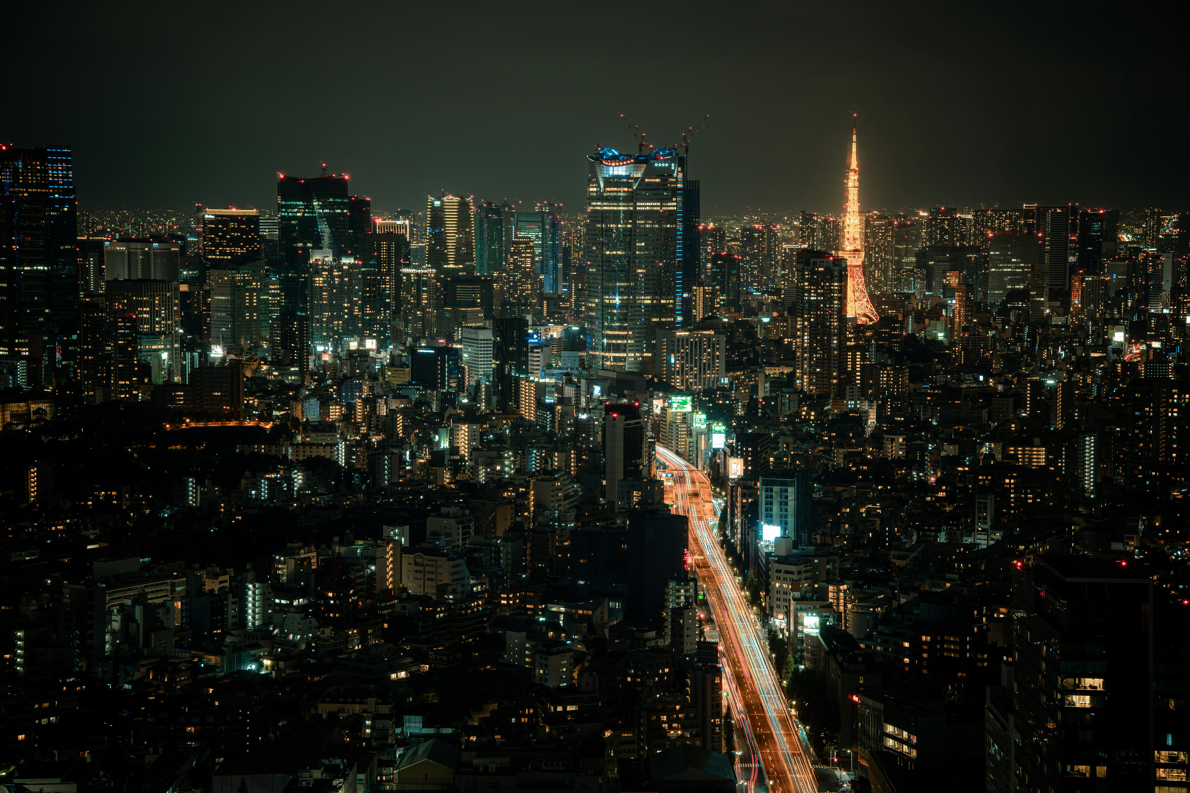 東京の夜景 高層ビルと東京タワーが見える