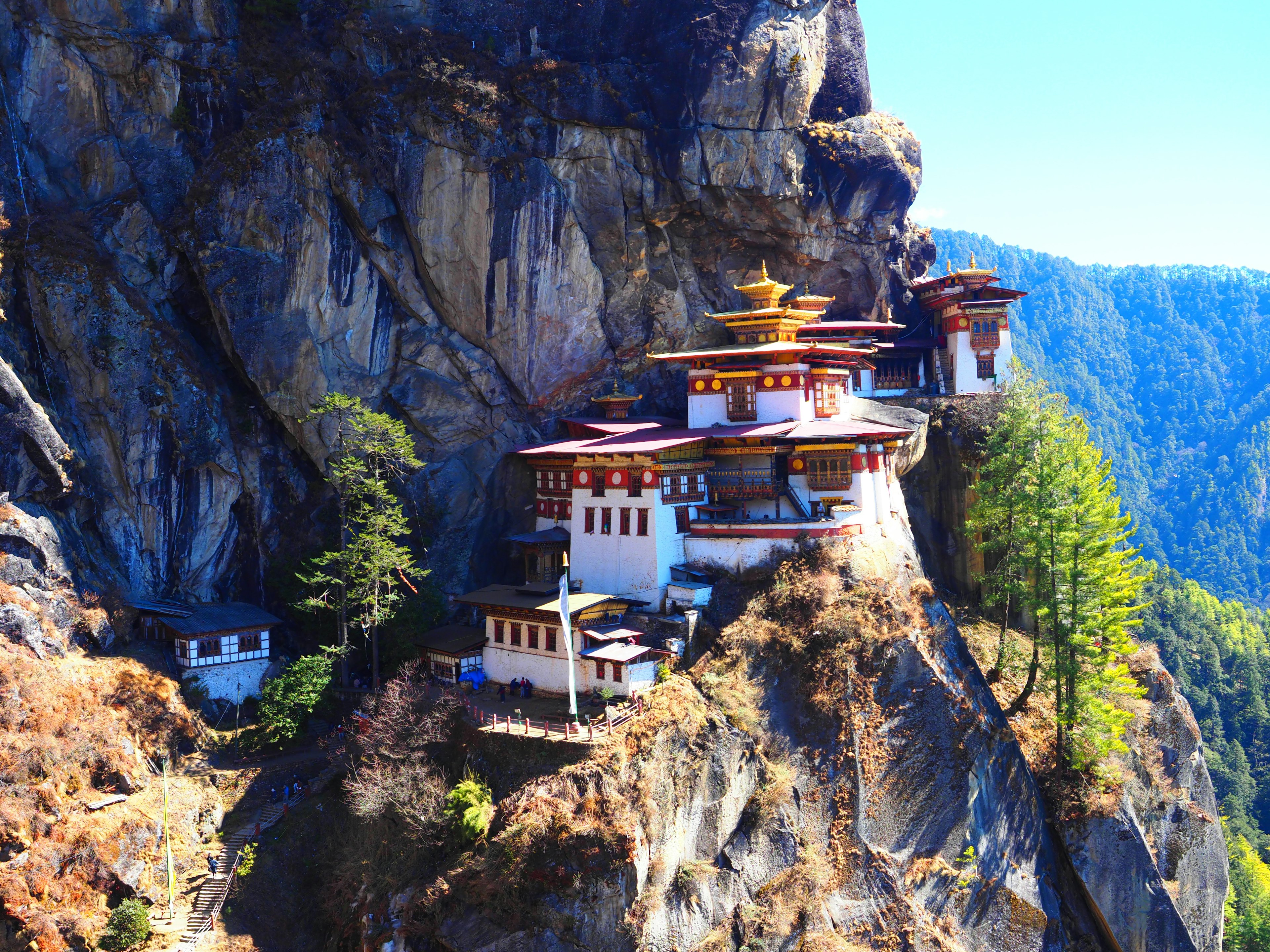 Vista panoramica del magnifico monastero di Paro Taktsang situato su una scogliera