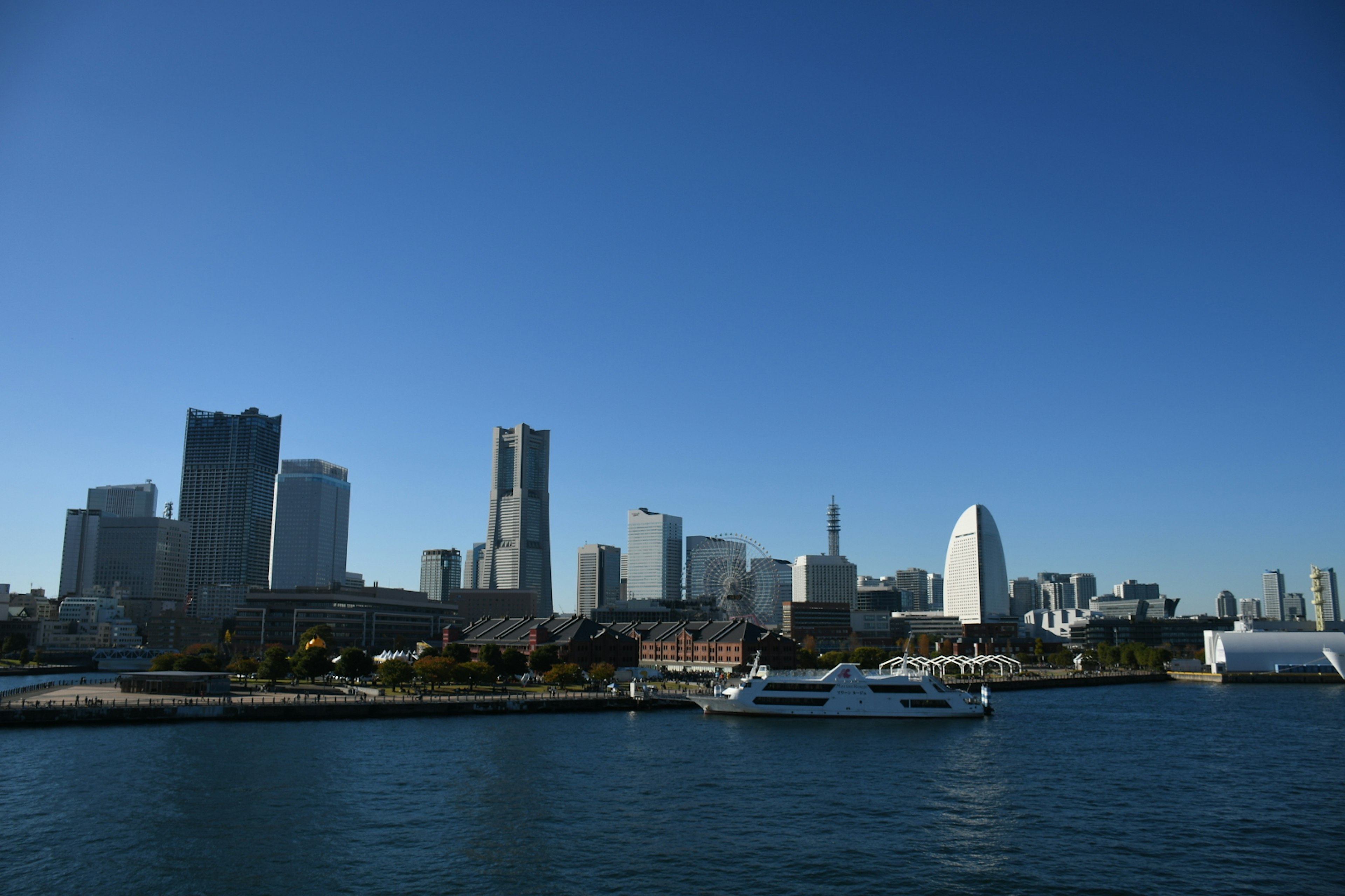 Horizonte de Yokohama con rascacielos y cielo azul claro